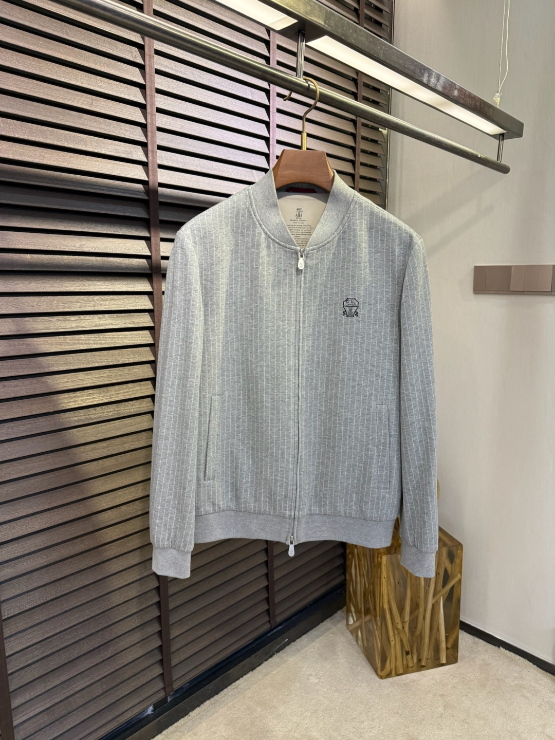 NO:523726,Brunello Cucinel & BC & Coochler FW2025 new business and casual stand-up collar jacket, the chest is decorated with brand logo pattern, three-dimensional and stylish, and has high recognition. It uses selected customized woven environmentally friendly polyester fiber + wool cotton spandex blended fabric. The fabric has a mellow texture and is soft and elastic, with a full and thick feel, and it is also warm and comfortable to wear on the body!  Special weaving patterns, three-dimensional and stylish, exclusively provided by BC. The inner lining is made of cabinet-type color lining, which is not easy to deform with high numbers; stand-up collar design, business and casual merger; regular and slightly slim-fitting exquisite three-dimensional cut makes the dresser capable and elegant on the upper body, which is an excellent choice for commuting matches!  【Color】Black Gray/9023【Code number】48-56,,brunello cucinelli,chanel,jackets & coats,alexander wang19860909Brunello Cucinel&BC&库奇勒FW2025新款商务休闲立领夹克,胸前饰以品牌logo图案,立体有型,辨识度高；采用精选客供定织环保聚酯纤维+绵羊毛棉氨纶混纺面料,该面料质感醇厚挺括,主成分更是柔软富有弹力,手感饱满丰厚,穿在身上亦是温暖舒适！特织纹路,立体有型特别,BC家专供.内里采用柜系对色内衬,高支数不易变形；立领设计,商务休闲兼并；常规且略修身的精湛立体版型裁剪,令着装者上身干练而儒雅,是通勤搭配的绝佳之选！【颜色】黑色 灰色/9023【码数】48-56,,brunello cucinelli,chanel,jackets & coats,alexander wang,Men's clothing