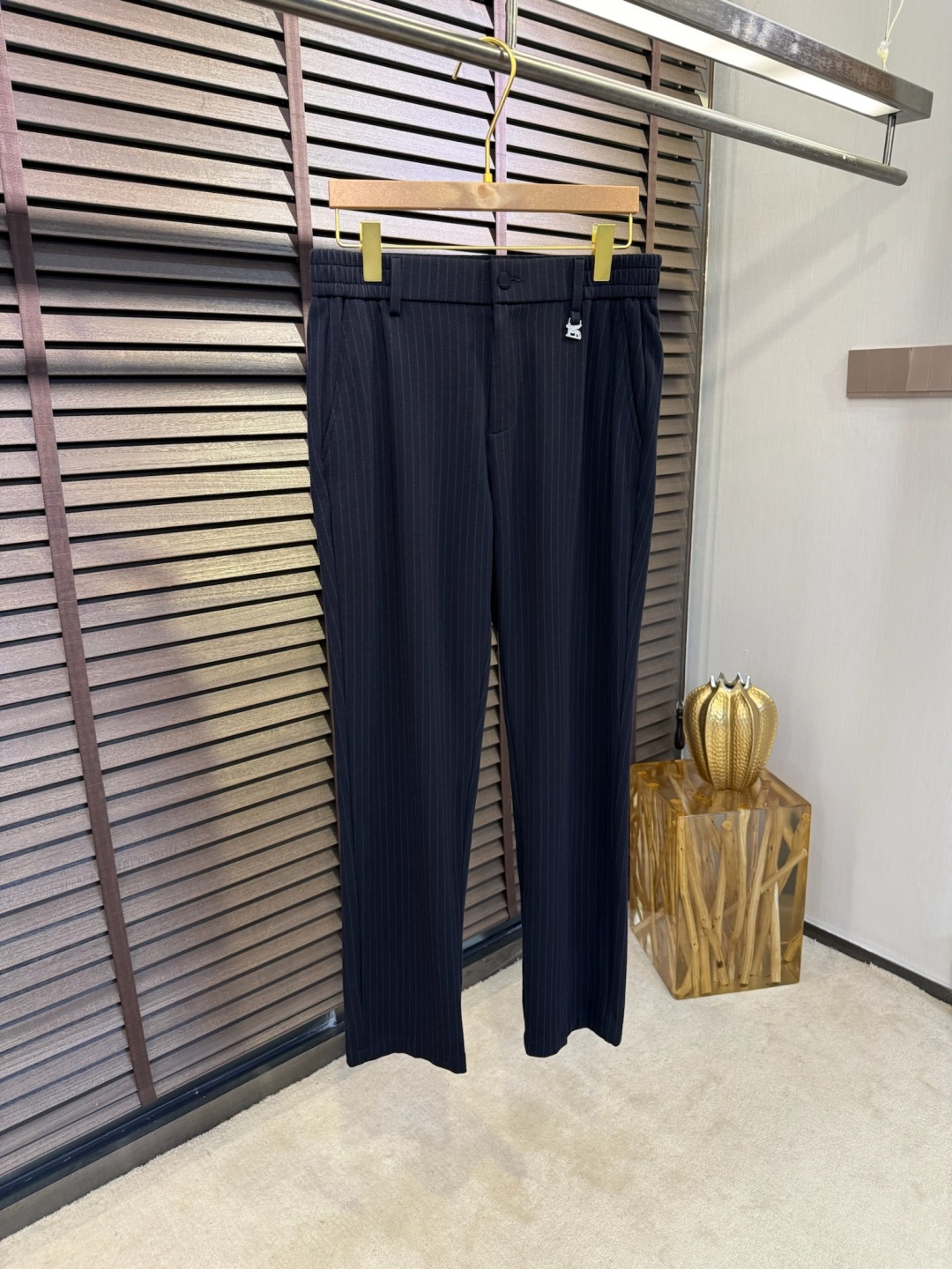 NO:523728,Brunello Cucinell & BC&Cuchile FW2025 new casual pants. Customer-supplied wool environmentally friendly polyester fiber cotton environmentally friendly polyester fiber spandex blend fabric, high number of wool, straight and stylish, wrinkle-resistant and non-gray, making the upper body look taller and slimmer; the back pocket is decorated with brand logo, low-key and luxurious, full of high-end feeling; waist elastic band design, wear and ease. The inner lining is full of edges, produced by the brand factory, full quality order. A classic and fashionable casual pants are full of high-end feeling. [Color] Black Gray/3382 [Size] 30-40 (no 37/39 sizes), brunello cucinelli, alexander wang19860909Brunello Cucinell&BC&库奇勒FW2025新款休闲裤.客供羊毛环保聚酯纤维棉环保聚酯纤维氨纶混纺面料,高支数,立挺有型,抗皱不沾灰,上身显高显瘦；后兜饰以品牌logo,低调奢华,高级感满满；腰部松紧带设计,穿戴收放自如.内里全包边,品牌工厂出品,全品相订单.一款经典又时尚的休闲裤,满满的高级感.【颜色】黑色 灰色/3382【码数】30-40（无37/39码）,,brunello cucinelli,alexander wang,Men's clothing