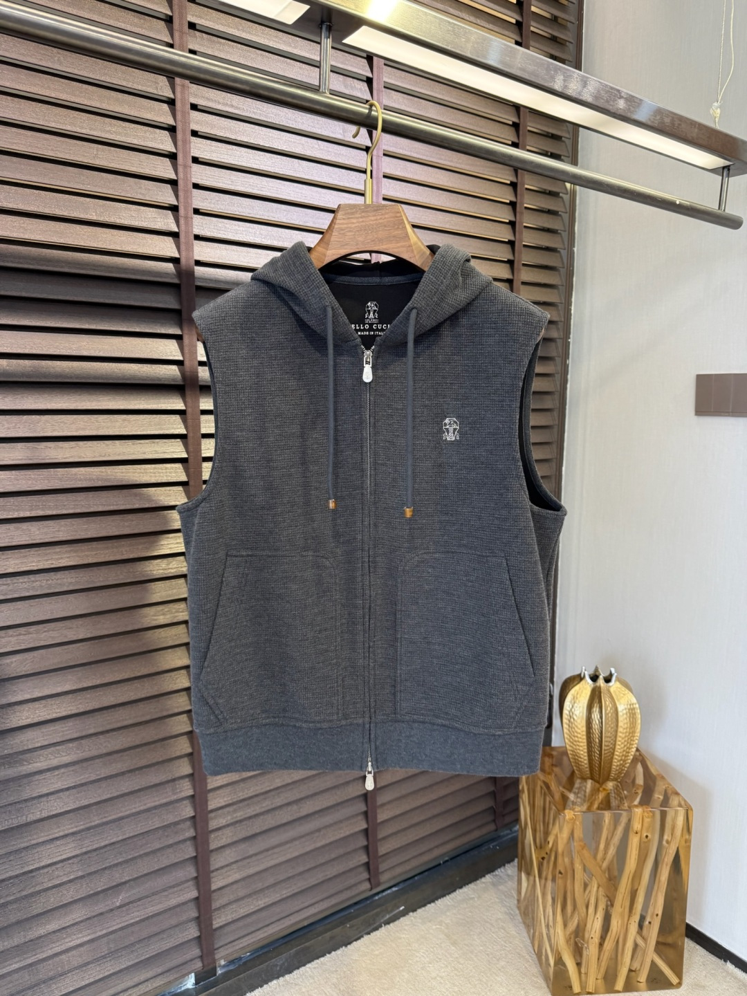 NO:518378,Brunello Cucinell & BC&Cuchile FW new vest. The cabinet is on sale. On one side, it uses custom air-layer cotton wool environmentally friendly polyester fiber spandex blend fabric, with waffle-resistant and upright and stylish, waffle pattern, high-end and elegant upper body, full of fashion sense; the chest is decorated with brand logo, which is highly recognizable; hooded design, three-dimensional cutting, business and casual merger, a vest suitable for various occasions and age-reducing fashion. [Color] Black Gray White/96039 [Code] 48-56,,brunello cucinelli,hats,alexander wang19860909Brunello Cucinell&BC&库奇勒FW新款马甲.柜子在售款经典款.一面采用定制空气层棉绵羊毛环保聚酯纤维氨纶混纺面料,抗皱立挺有型,华夫格纹路,上身高端大气,时尚感满满；胸前饰以品牌logo,辨识度极高；连帽设计,立体裁剪,商务与休闲兼并,一款适合多种场合穿搭且减龄时尚的马甲.【颜色】黑色 灰色 白色/96039【码数】48-56,,brunello cucinelli,hats,alexander wang,Men's clothing