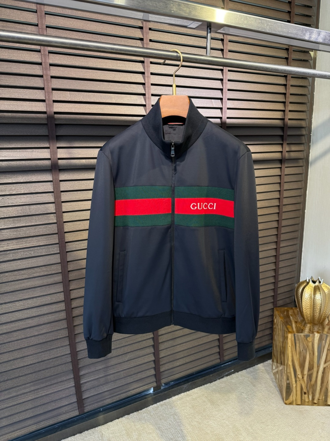 Gucc&古📐FW2025新款立领拼色时尚开衫卫衣外套。采用定制醋酸混纺面料，高支数，立挺有型，软糯不软