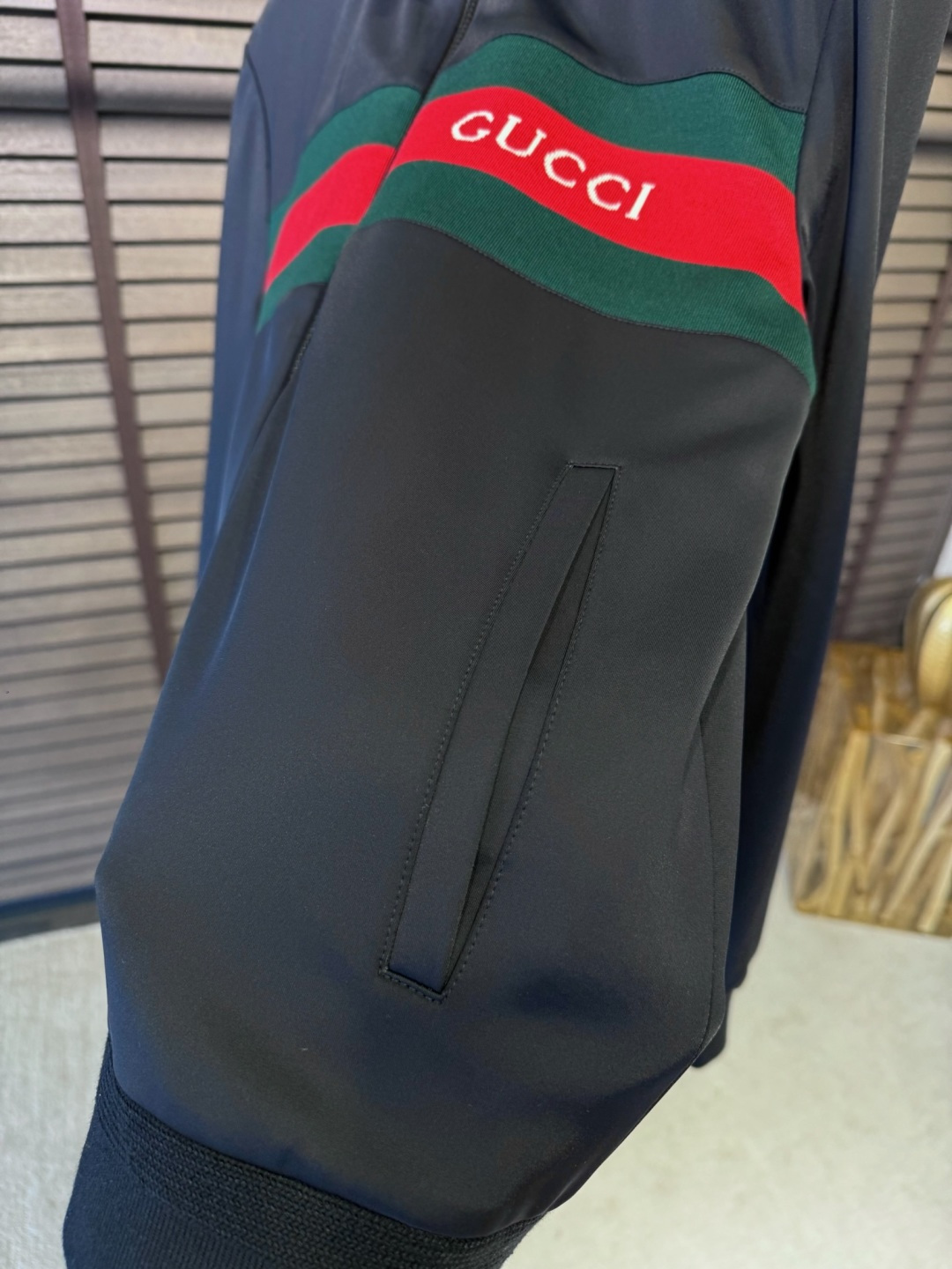 Gucc&古📐FW2025新款立领拼色时尚开衫卫衣外套。采用定制醋酸混纺面料，高支数，立挺有型，软糯不软