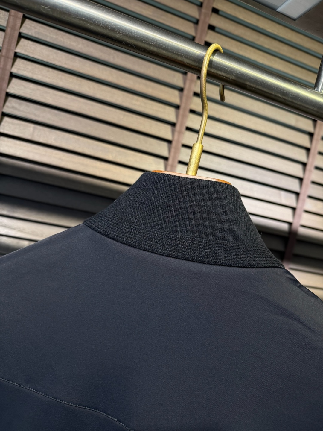 Gucc&古📐FW2025新款立领拼色时尚开衫卫衣外套。采用定制醋酸混纺面料，高支数，立挺有型，软糯不软