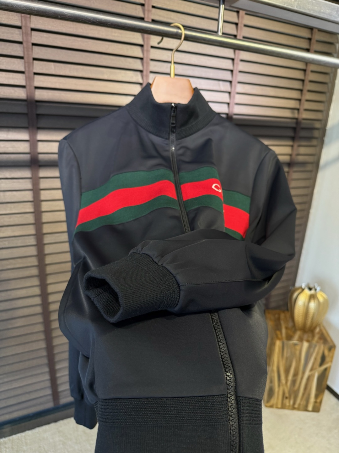 Gucc&古📐FW2025新款立领拼色时尚开衫卫衣外套。采用定制醋酸混纺面料，高支数，立挺有型，软糯不软