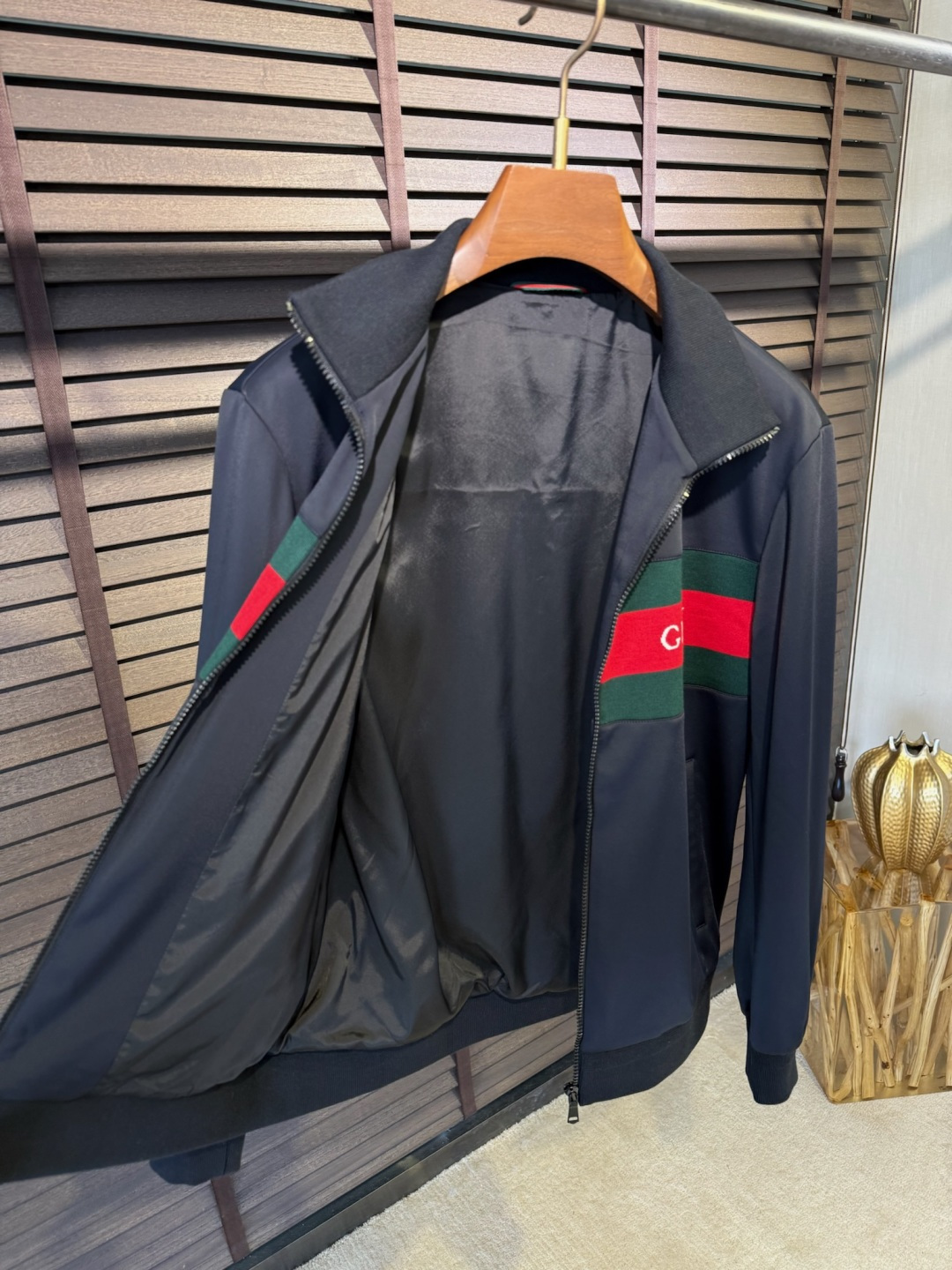 Gucc&古📐FW2025新款立领拼色时尚开衫卫衣外套。采用定制醋酸混纺面料，高支数，立挺有型，软糯不软