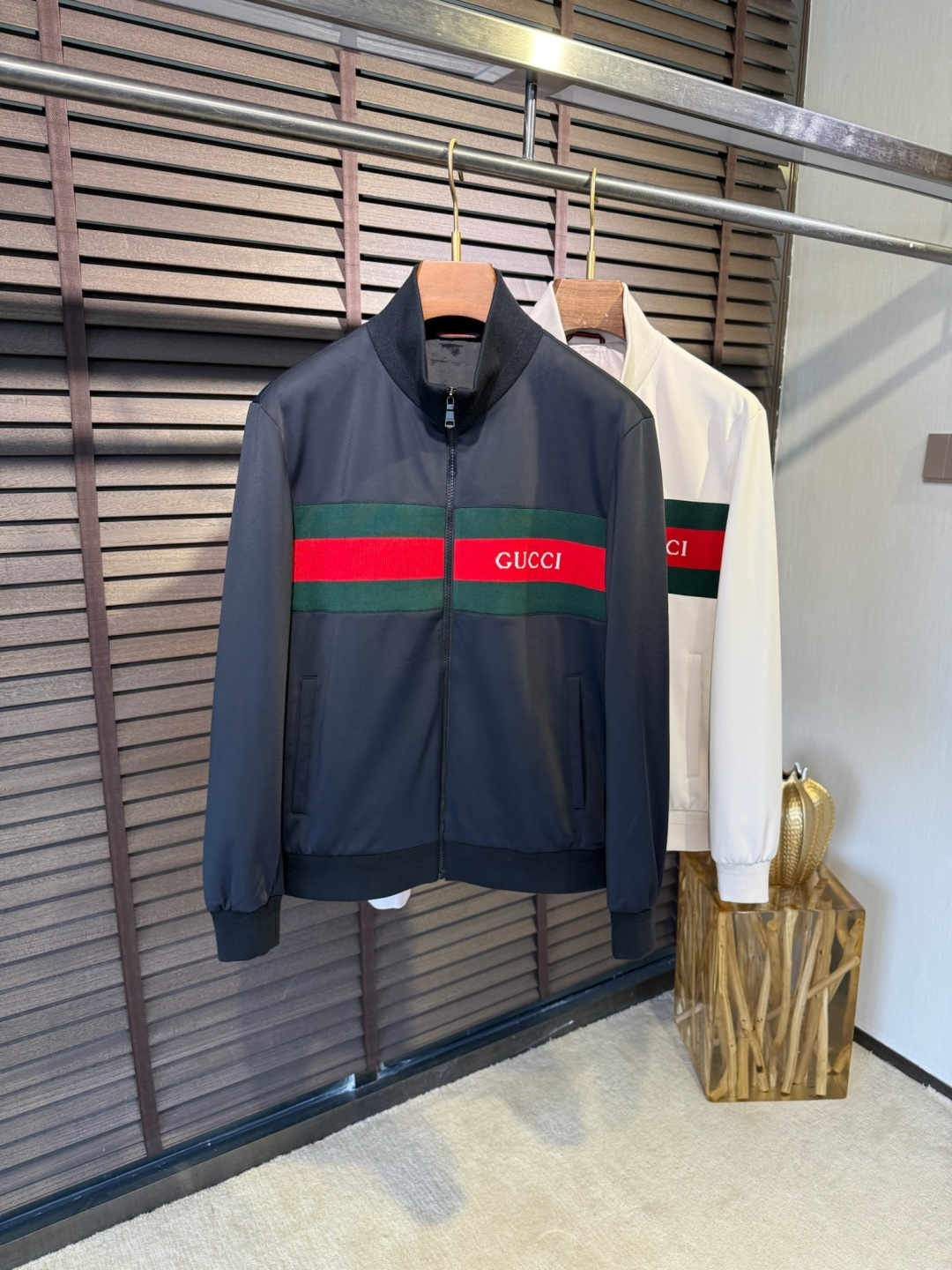 衣服 Gucc&古📐FW2025新款立领拼色时尚开衫卫衣外套。采用定制醋酸混纺面料，高支数，立挺有型，软