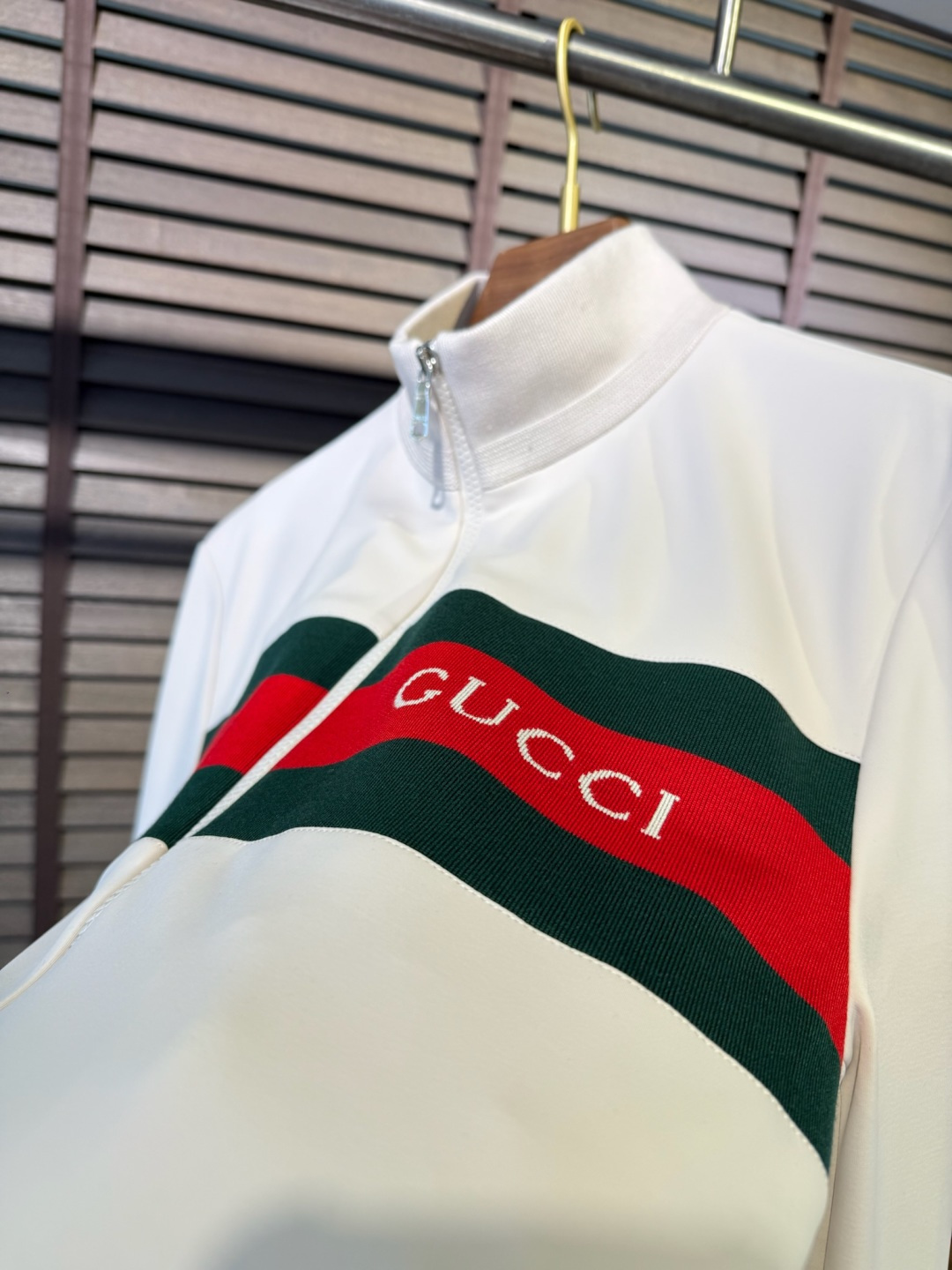 衣服 Gucc&古📐FW2025新款立领拼色时尚开衫卫衣外套。采用定制醋酸混纺面料，高支数，立挺有型，软