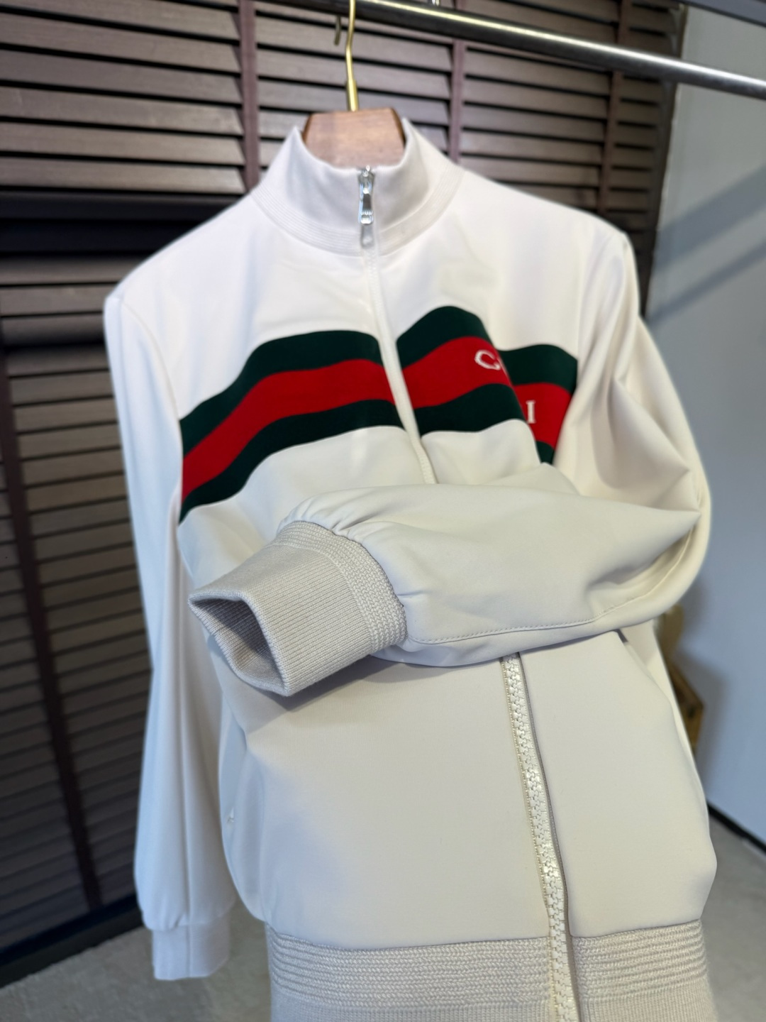 衣服 Gucc&古📐FW2025新款立领拼色时尚开衫卫衣外套。采用定制醋酸混纺面料，高支数，立挺有型，软