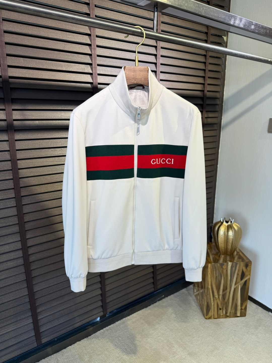 NO:518380,Clothes, pants, Gucc&Ancient FW new stand collar color-blocked fashion cardigan sweater jacket. It uses customized acetic acid blend fabric, high-subs, stand-up and stylish, soft and glutinous, not soft; color-blocked design, age-reducing fashion; chest brand logo, extremely recognizable; sleeves and shoulder integrated webbing design, full of fashion sense; brand factory produces impeccable details; a jacket suitable for many occasions, not picking up age, versatile and unmatched style. [Color] Black White/JB275 [Code] 48-56,,gucci,hoodie, sweatshirts, jackets & coats,alexander wang19860909衣服 裤子 Gucc&古FW新款立领拼色时尚开衫卫衣外套.采用定制醋酸混纺面料,高支数,立挺有型,软糯不软塌；拼色设计,减龄时尚；胸前品牌logo,辨识度极高；袖子与肩部一体式织带设计,时尚感满满；品牌工厂出品,细节无可挑剔；一款适合多种场合穿搭的外套,不挑年纪,百搭不撞款.【颜色】黑色 白色/JB275【码数】48-56,,gucci,hoodie,sweatshirts,jackets & coats,alexander wang,Men's clothing