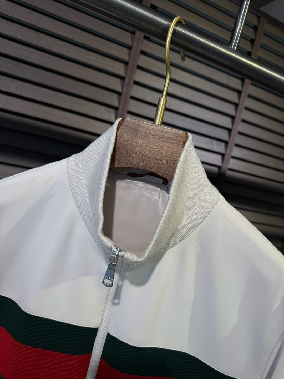 衣服 Gucc&古📐FW2025新款立领拼色时尚开衫卫衣外套。采用定制醋酸混纺面料，高支数，立挺有型，软