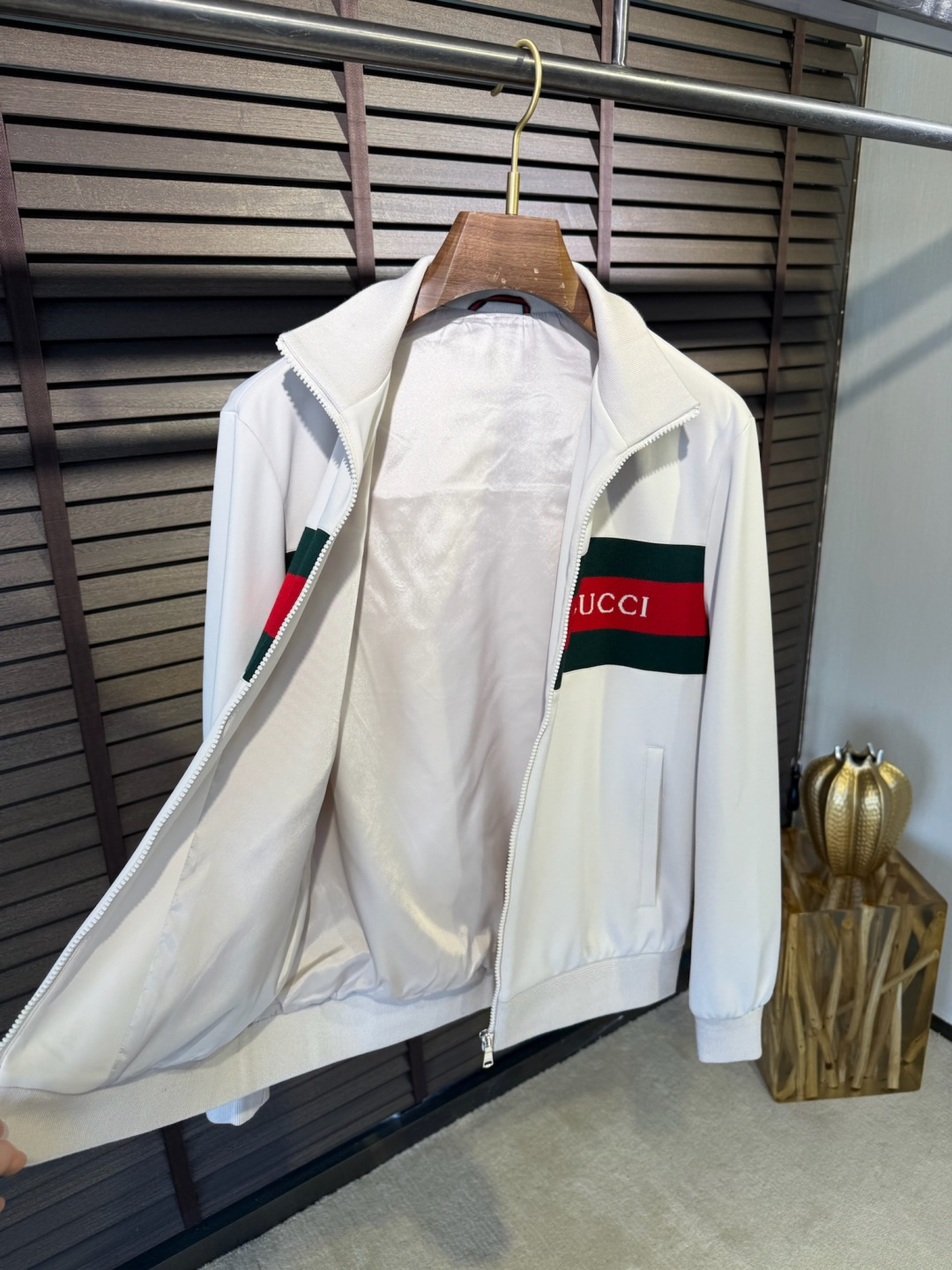 衣服 Gucc&古📐FW2025新款立领拼色时尚开衫卫衣外套。采用定制醋酸混纺面料，高支数，立挺有型，软