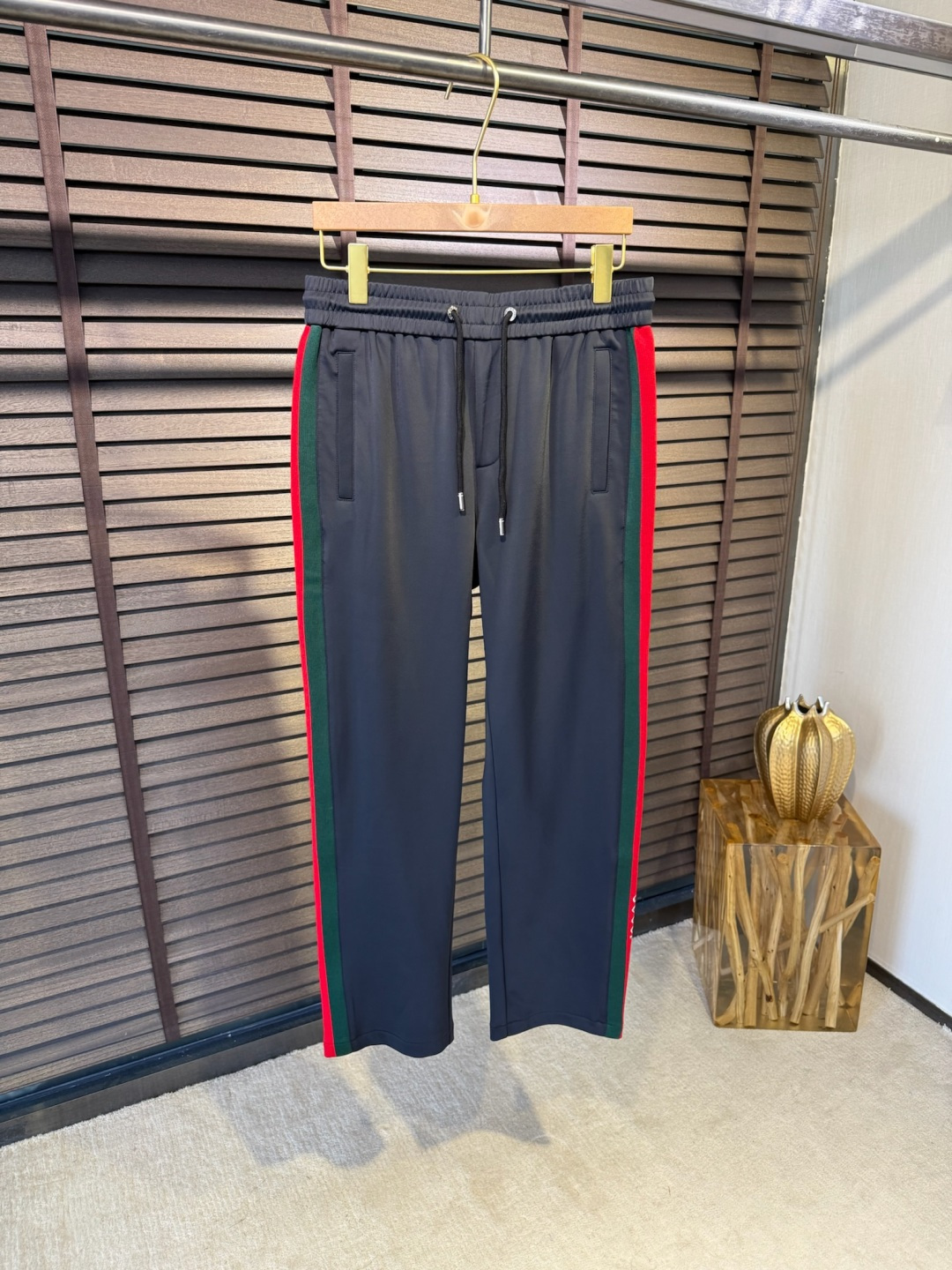 NO:518382,Clothes, pants, Gucc & ancient FW autumn and winter new sports casual pants. Drawstring close design, color-blocking in the pocket, full of fashion sense; custom acetic acid-blend fabric, breathable and stylish; drawstring elastic belt at the waist, easy to retract and place, brand gold pattern at the back pocket, low-key and luxurious, high recognition; a sweatpants that do not pick on age and look good at any time. [Color] Black White/3381 [Size] M-3XL,,gucci,alexander wang19860909衣服 裤子 Gucc&古FW秋冬新款运动休闲裤.抽绳收口设计,口袋处拼色,时尚感满满；采用定制醋酸混纺面料,透气有型立挺；腰部抽绳松紧腰带,收放自如,后侧口袋处品牌金典图案,低调奢华,辨识度高；一款不挑年纪,随意穿搭都好看的运动裤.【颜色】黑色 白色/3381【码数】M-3XL,,gucci,alexander wang,Men's clothing