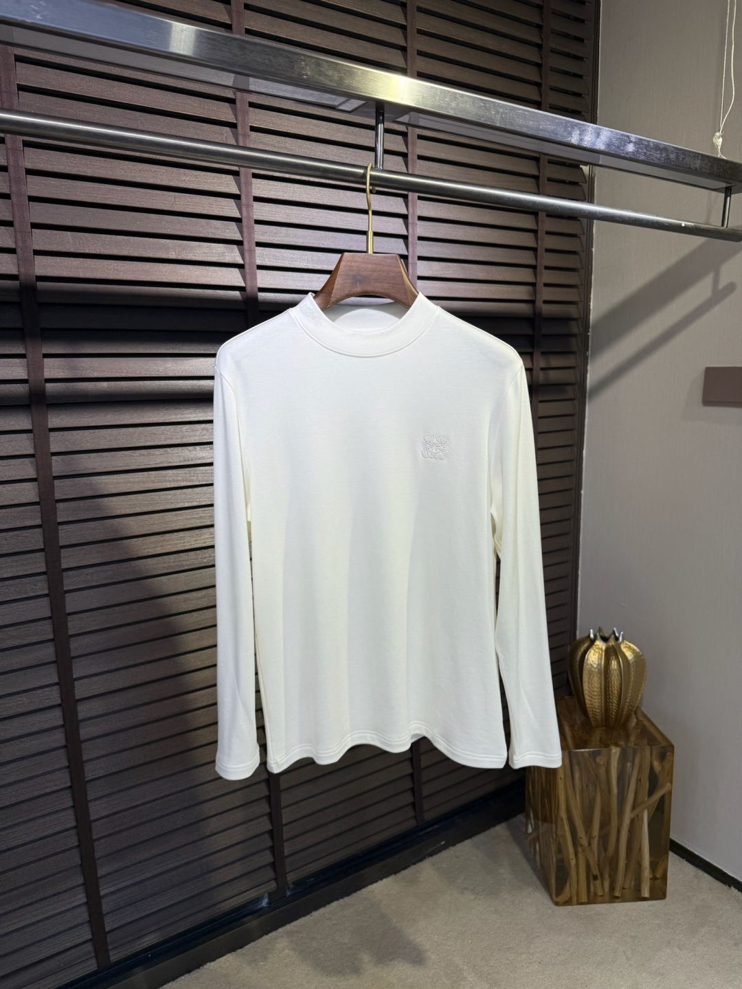 NO:518384,Leo & Loei FW2025 new round neck base shirt. It uses cotton wool modal spandex blend fabric, machine washable, stands upright and stylish, anti-wrinkle and pilling, soft and skin-friendly, with extremely high comfort on the upper body; the round neck design, the collar is decorated with three-dimensional embroidered brand letters in the same color, full of high-end sense; the chest is decorated with brand logo, which is highly recognizable, luxurious and design sense; the brand factory produces three-dimensional cut, and the details are impeccable. A versatile and high-end autumn and winter round neck long sleeves, a must-have for pursuing quality. [Color] Black Blue White/63010 [code] 48-56,,loewe,alexander wang19860909Leo&罗意FW2025新款圆领打底衫.采用棉绵羊毛莫代尔氨纶混纺面料,可机洗,立挺有型,抗皱抗起球,软糯亲肤,上身舒适度极高；圆领设计,领子饰以同色系立体刺绣品牌字母,高级感满满；胸前饰以品牌logo,辨识度极高,奢华又有设计感；品牌工厂出品,立体裁剪,细节之处无可挑剔.一款百搭又高级的秋冬圆领长袖,追求品质必备款.【颜色】黑色 蓝色 白色/63010【码数】48-56,,loewe,alexander wang,Men's clothing