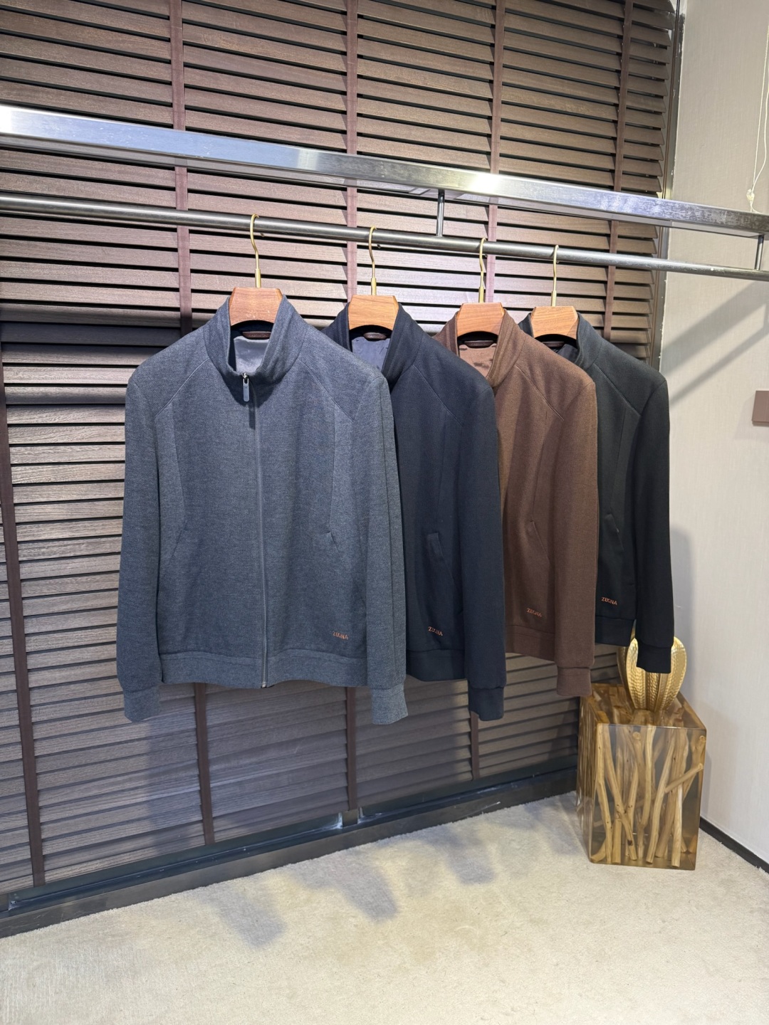 Zegn&杰尼🦷FW2025新款夹克外套。采用定制羊毛➕醋酸➕桑蚕丝➕棉➕氨纶混纺面料，软糯亲肤，抗皱立