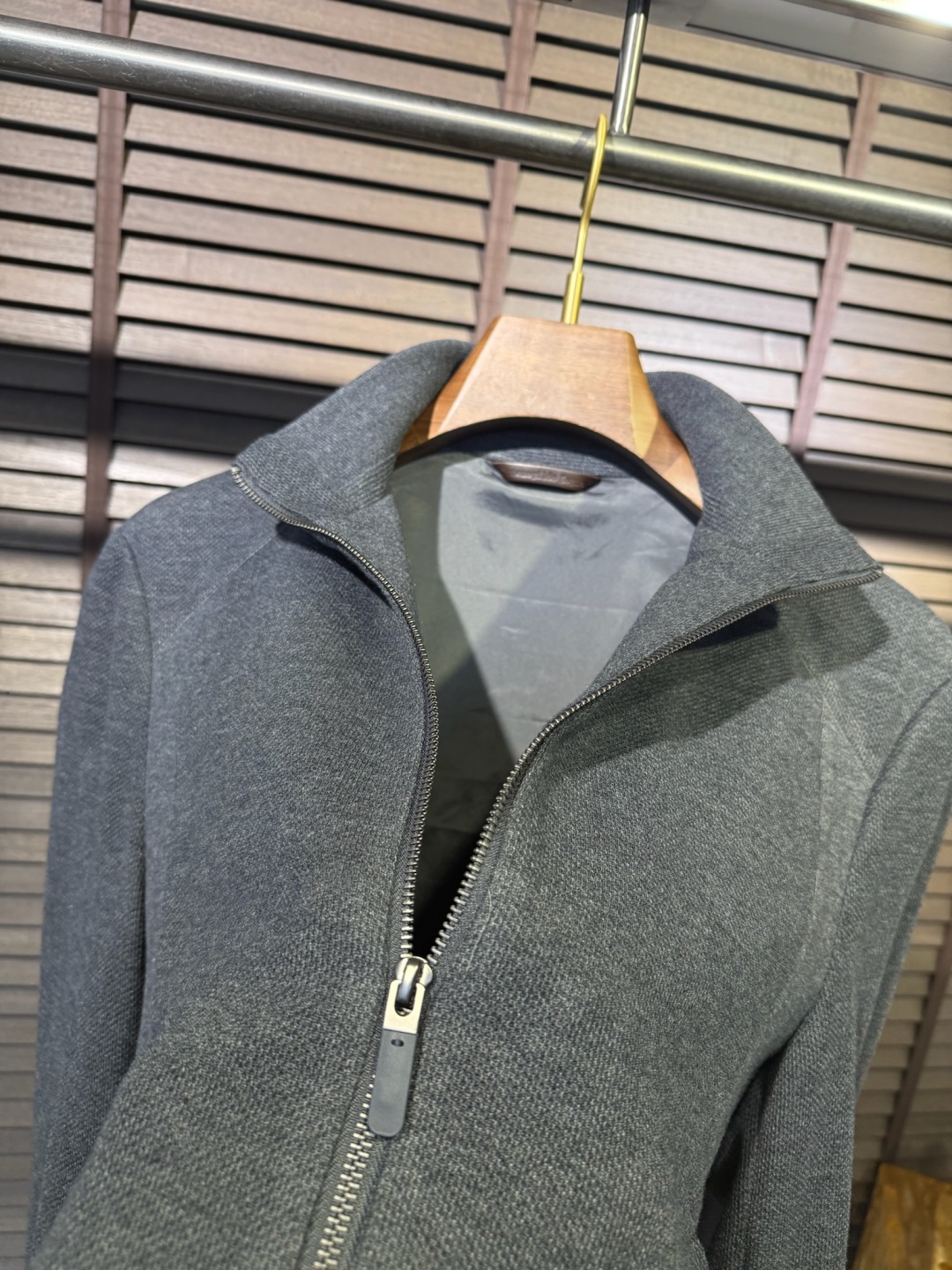 Zegn&杰尼🦷FW2025新款夹克外套。采用定制羊毛➕醋酸➕桑蚕丝➕棉➕氨纶混纺面料，软糯亲肤，抗皱立