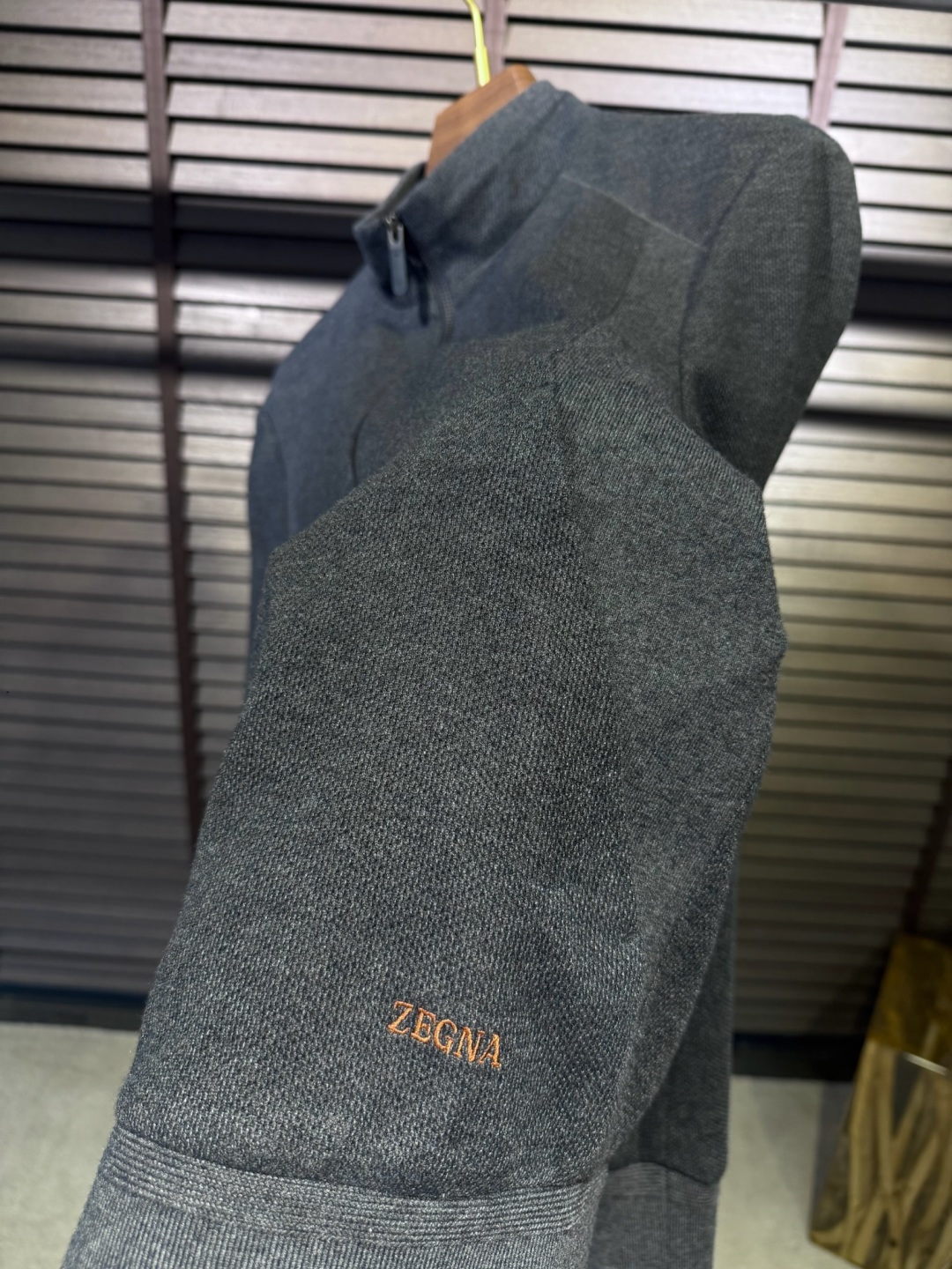 Zegn&杰尼🦷FW2025新款夹克外套。采用定制羊毛➕醋酸➕桑蚕丝➕棉➕氨纶混纺面料，软糯亲肤，抗皱立