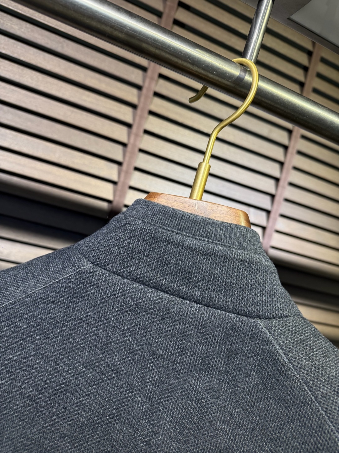 Zegn&杰尼🦷FW2025新款夹克外套。采用定制羊毛➕醋酸➕桑蚕丝➕棉➕氨纶混纺面料，软糯亲肤，抗皱立