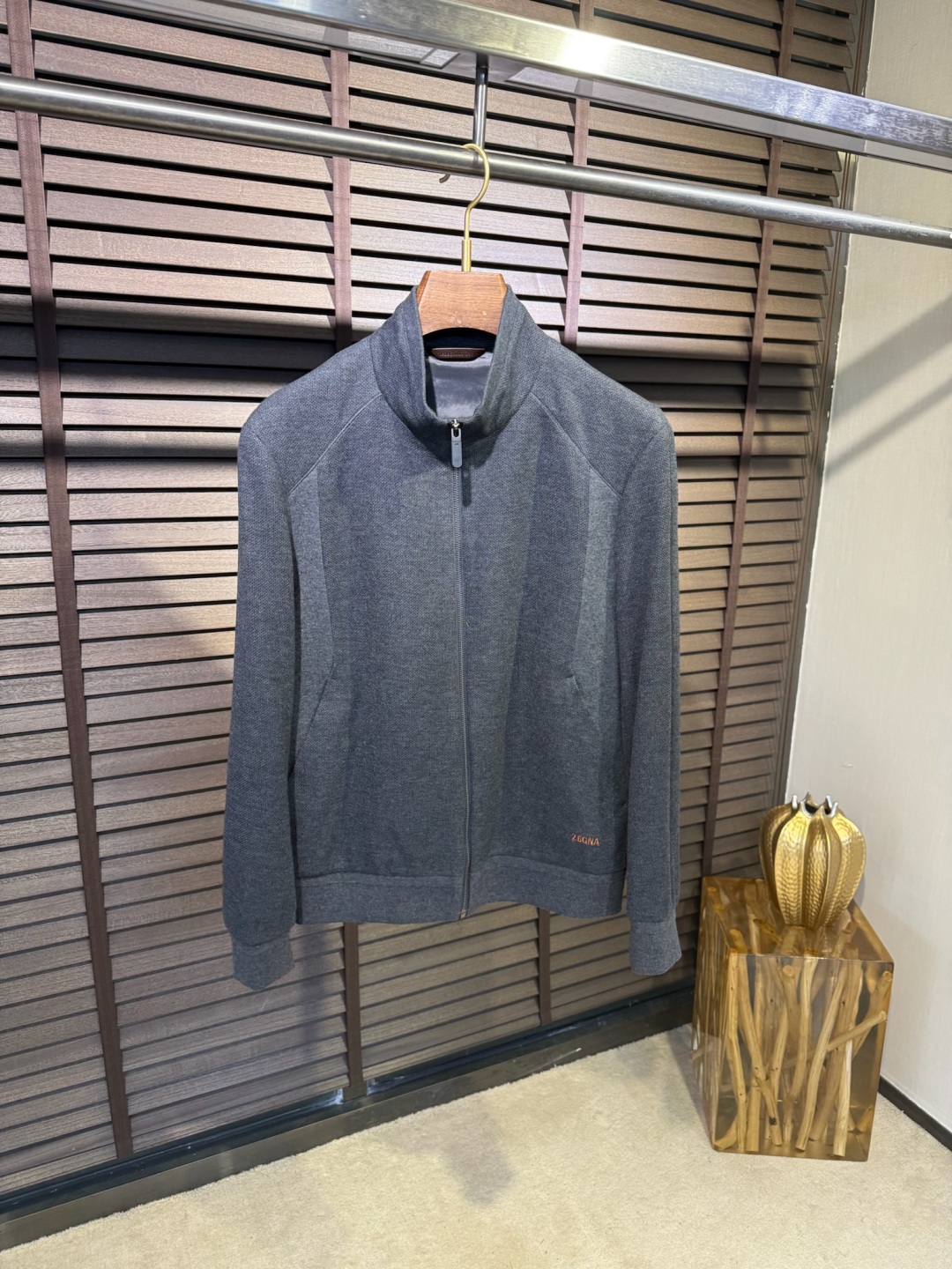 Zegn&杰尼🦷FW2025新款夹克外套。采用定制羊毛➕醋酸➕桑蚕丝➕棉➕氨纶混纺面料，软糯亲肤，抗皱立