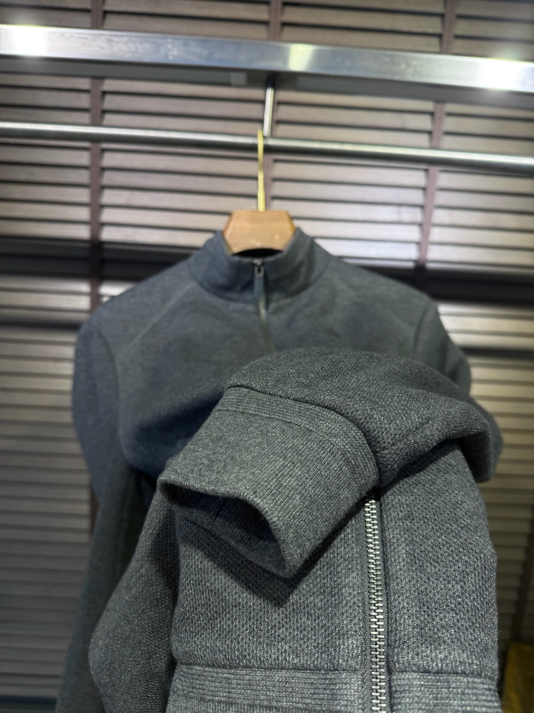 Zegn&杰尼🦷FW2025新款夹克外套。采用定制羊毛➕醋酸➕桑蚕丝➕棉➕氨纶混纺面料，软糯亲肤，抗皱立