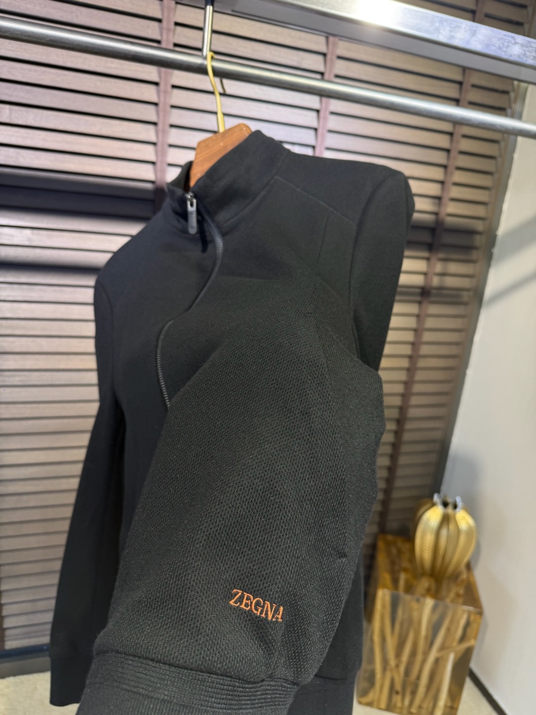 Zegn&杰尼🦷FW2025新款夹克外套。采用定制羊毛➕醋酸➕桑蚕丝➕棉➕氨纶混纺面料，软糯亲肤，抗皱立