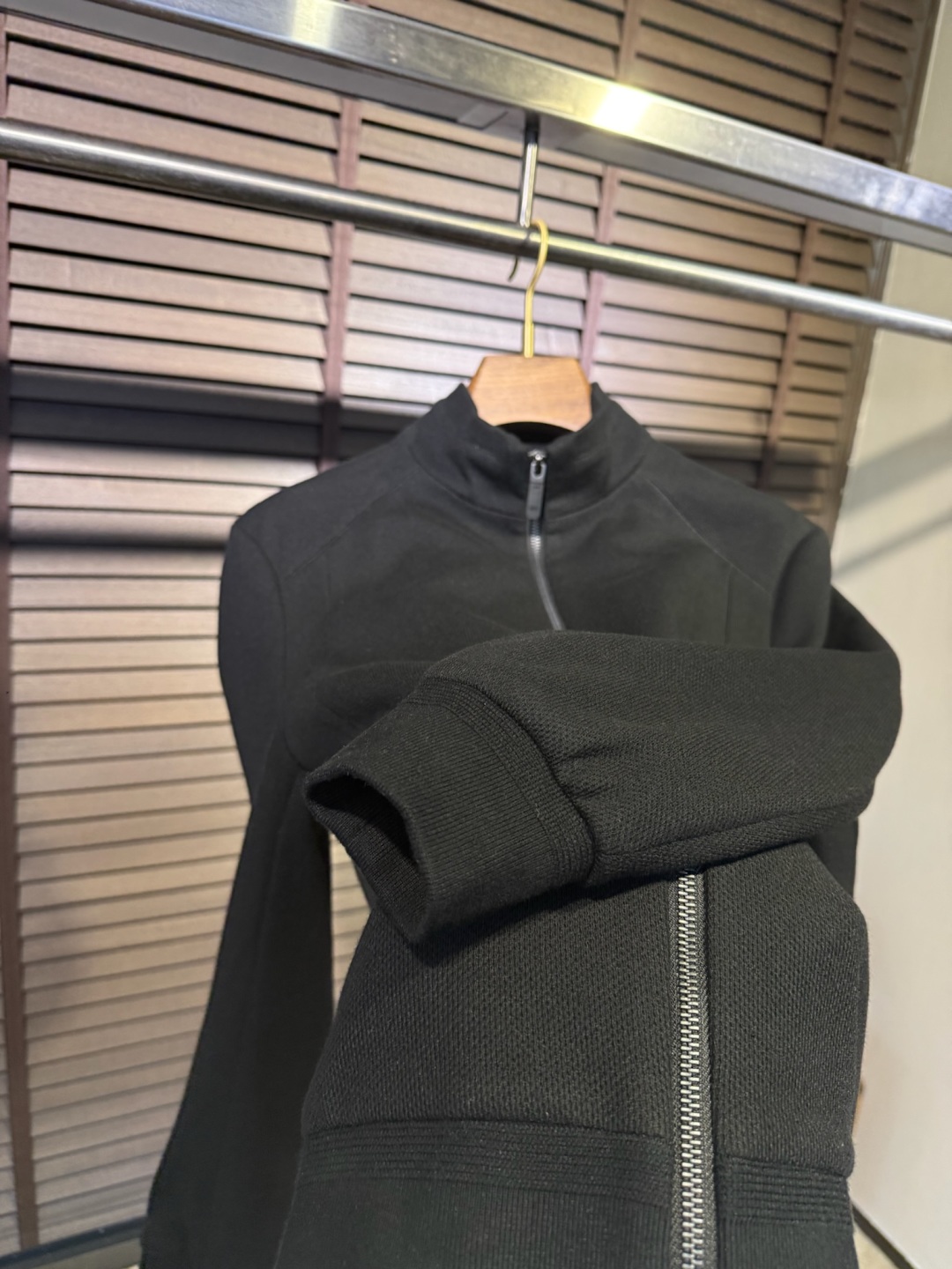 Zegn&杰尼🦷FW2025新款夹克外套。采用定制羊毛➕醋酸➕桑蚕丝➕棉➕氨纶混纺面料，软糯亲肤，抗皱立