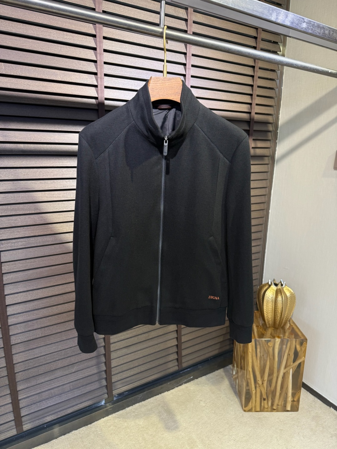 Zegn&杰尼🦷FW2025新款夹克外套。采用定制羊毛➕醋酸➕桑蚕丝➕棉➕氨纶混纺面料，软糯亲肤，抗皱立