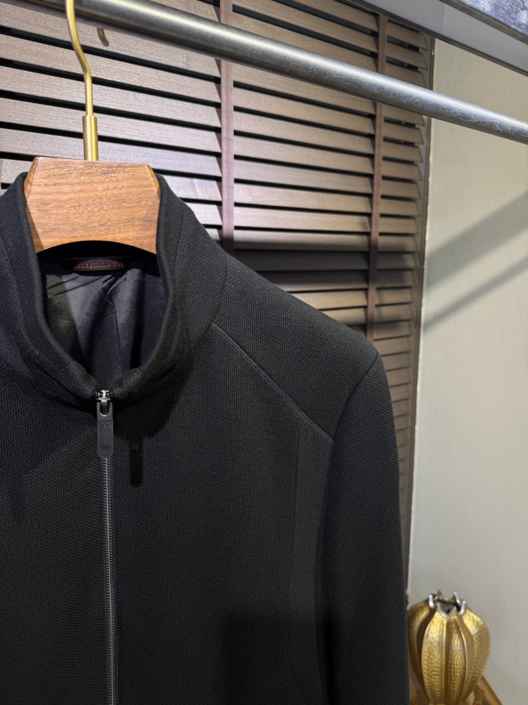 Zegn&杰尼🦷FW2025新款夹克外套。采用定制羊毛➕醋酸➕桑蚕丝➕棉➕氨纶混纺面料，软糯亲肤，抗皱立