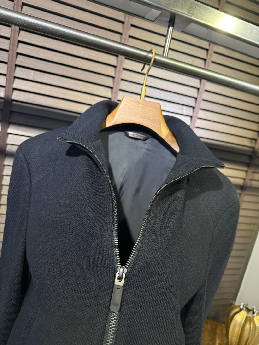 Zegn&杰尼🦷FW2025新款夹克外套。采用定制羊毛➕醋酸➕桑蚕丝➕棉➕氨纶混纺面料，软糯亲肤，抗皱立