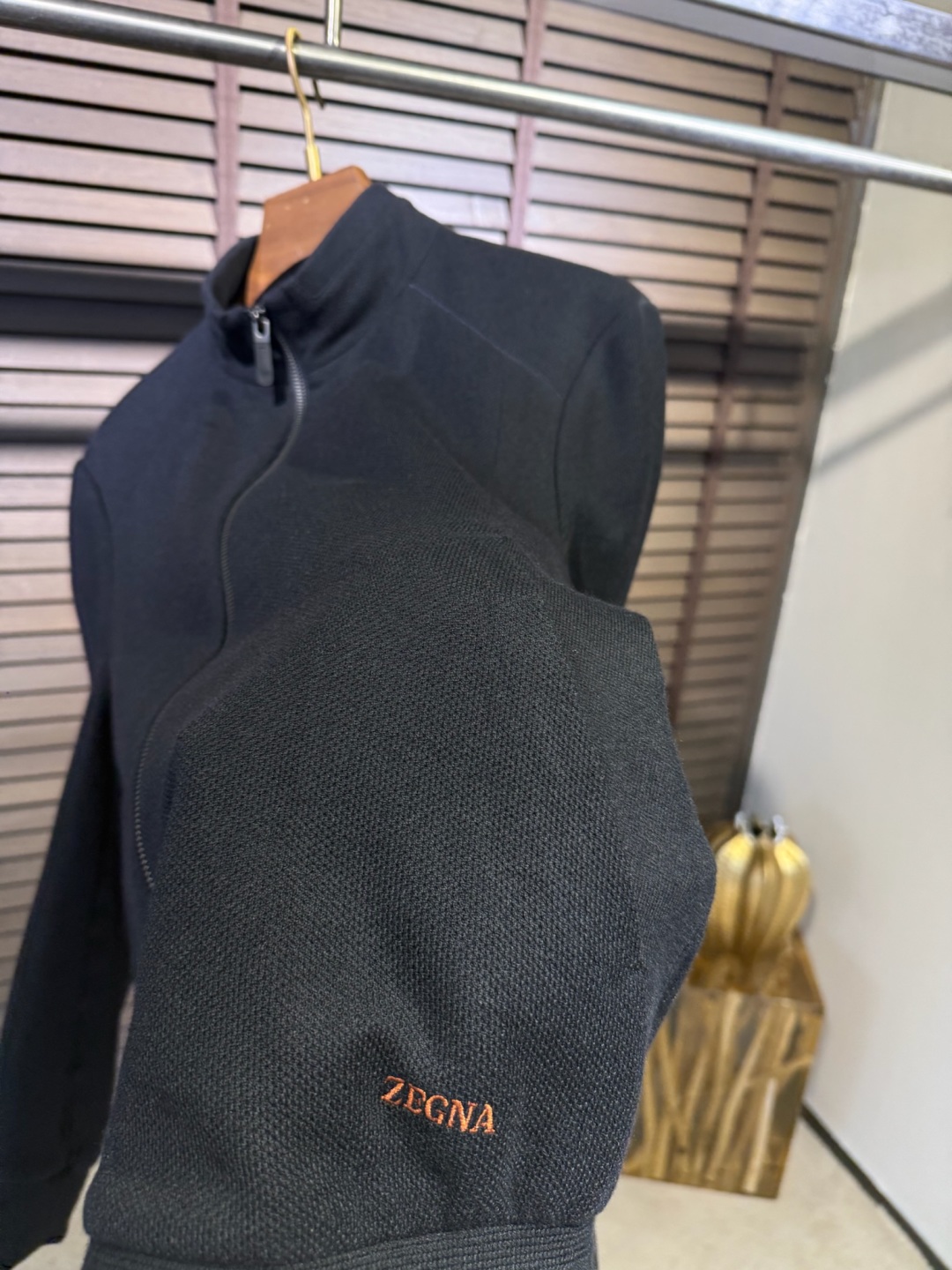 Zegn&杰尼🦷FW2025新款夹克外套。采用定制羊毛➕醋酸➕桑蚕丝➕棉➕氨纶混纺面料，软糯亲肤，抗皱立
