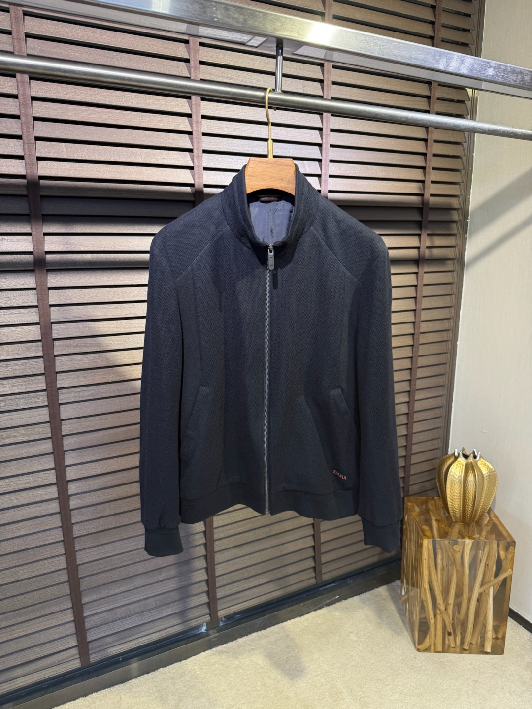 Zegn&杰尼🦷FW2025新款夹克外套。采用定制羊毛➕醋酸➕桑蚕丝➕棉➕氨纶混纺面料，软糯亲肤，抗皱立
