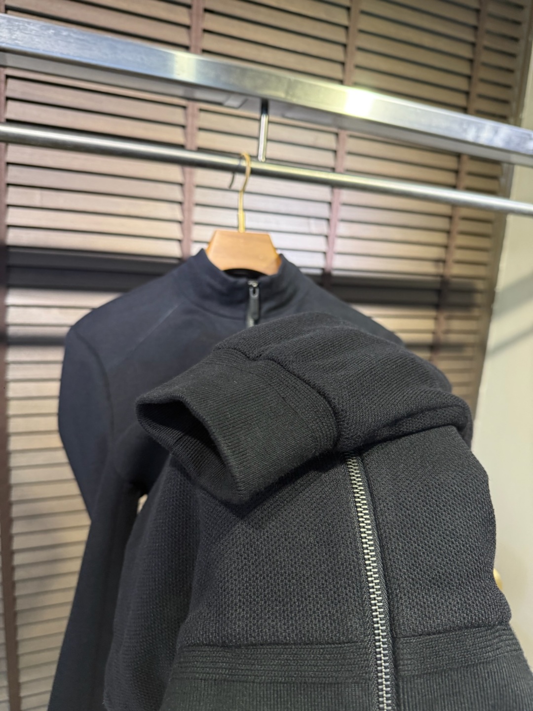 Zegn&杰尼🦷FW2025新款夹克外套。采用定制羊毛➕醋酸➕桑蚕丝➕棉➕氨纶混纺面料，软糯亲肤，抗皱立