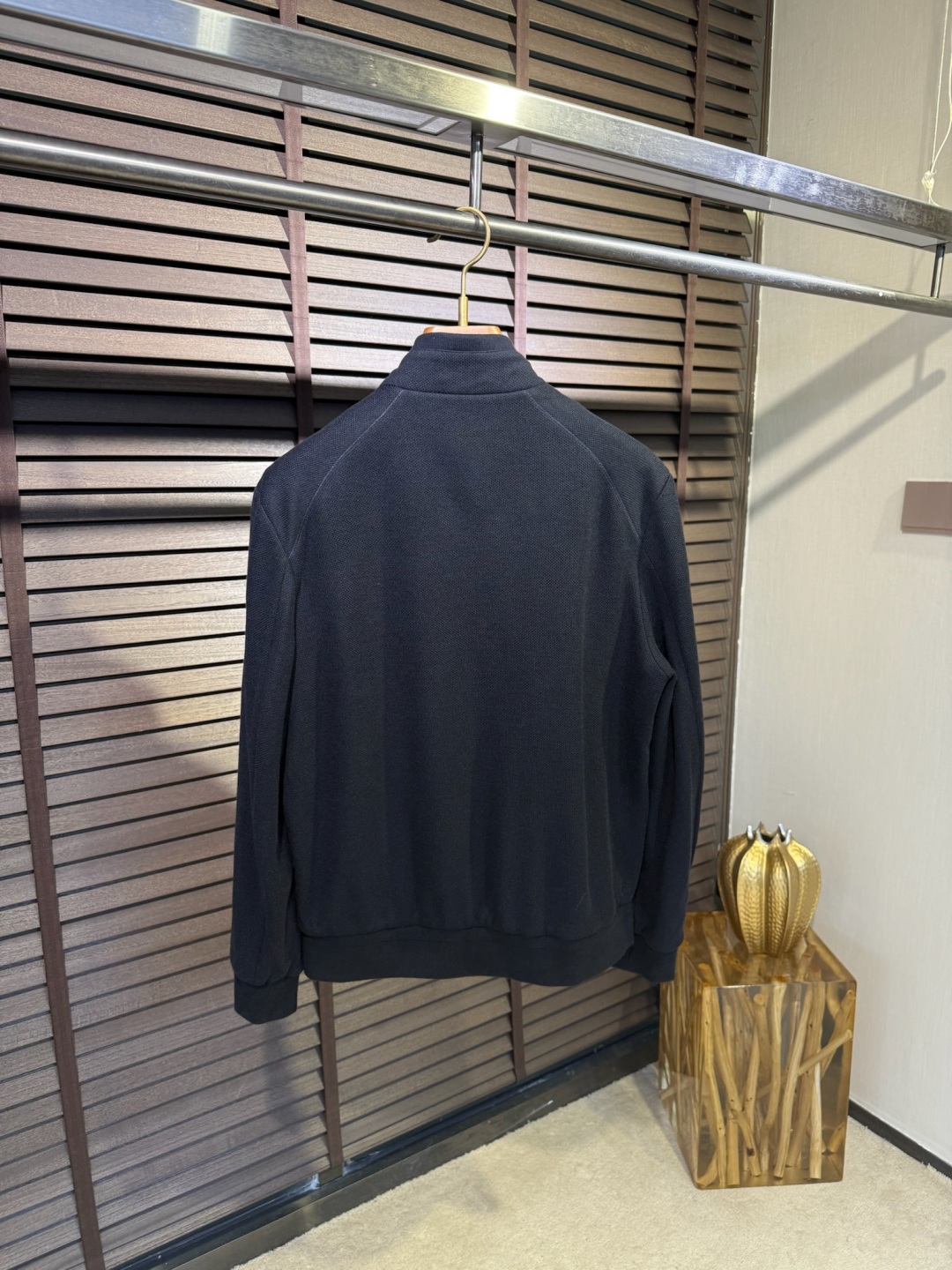 Zegn&杰尼🦷FW2025新款夹克外套。采用定制羊毛➕醋酸➕桑蚕丝➕棉➕氨纶混纺面料，软糯亲肤，抗皱立