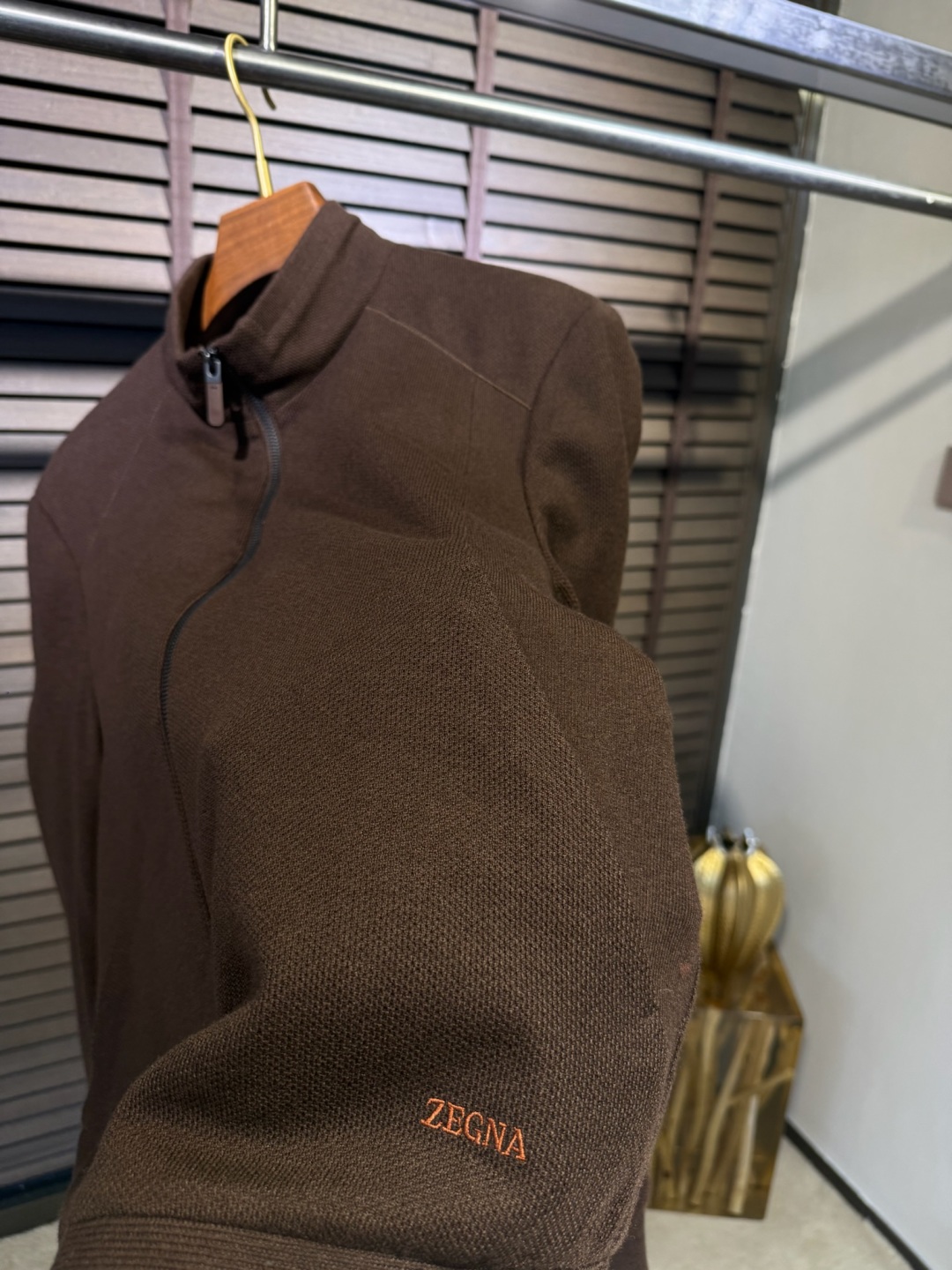 Zegn&杰尼🦷FW2025新款夹克外套。采用定制羊毛➕醋酸➕桑蚕丝➕棉➕氨纶混纺面料，软糯亲肤，抗皱立