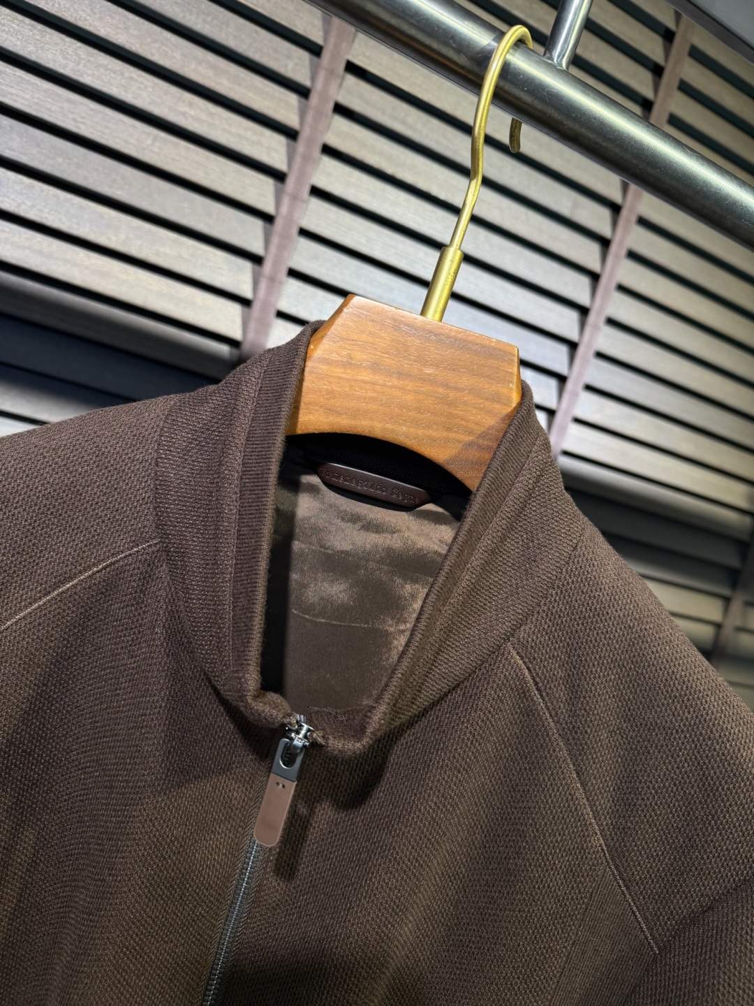 Zegn&杰尼🦷FW2025新款夹克外套。采用定制羊毛➕醋酸➕桑蚕丝➕棉➕氨纶混纺面料，软糯亲肤，抗皱立