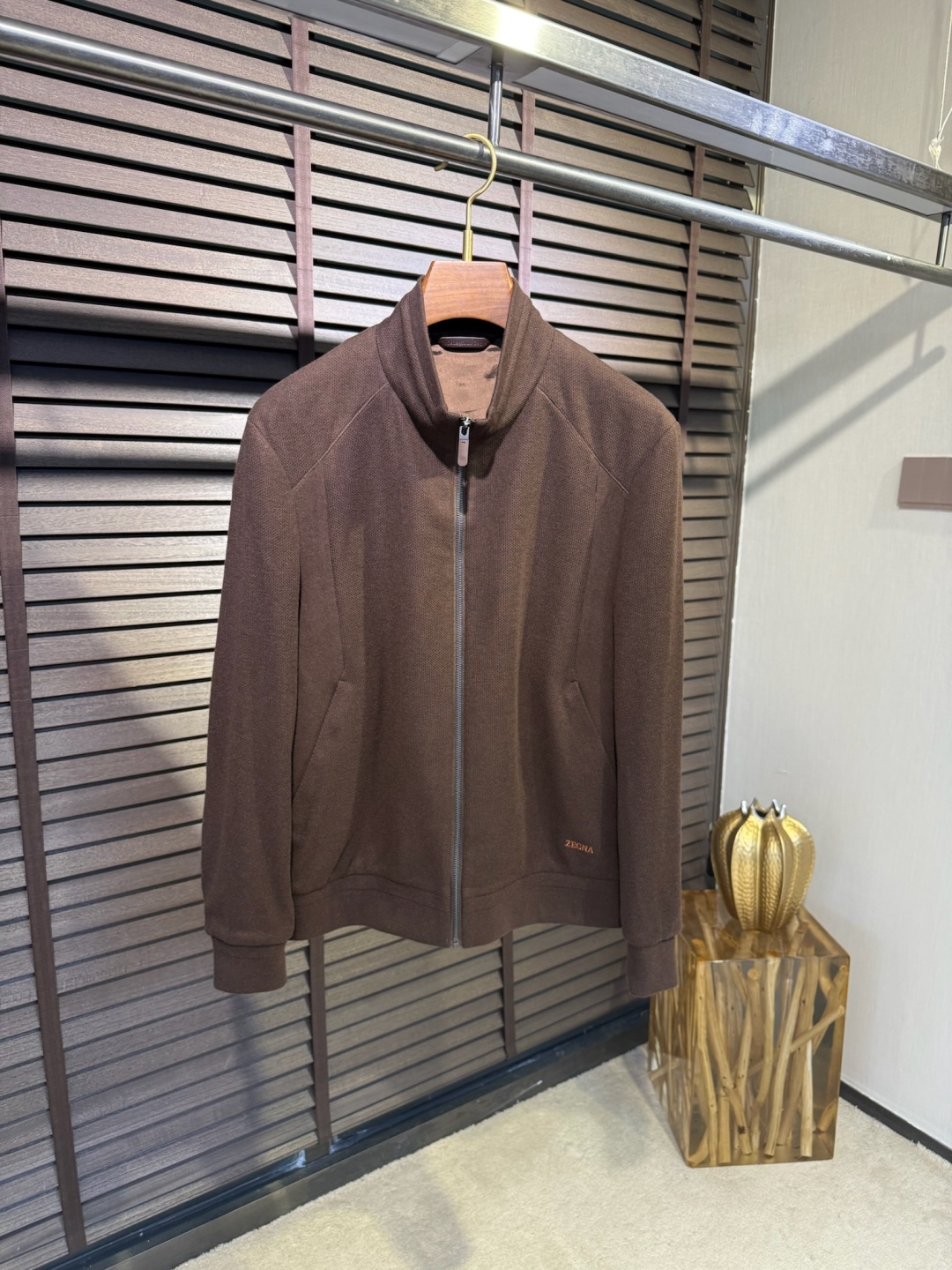 Zegn&杰尼🦷FW2025新款夹克外套。采用定制羊毛➕醋酸➕桑蚕丝➕棉➕氨纶混纺面料，软糯亲肤，抗皱立