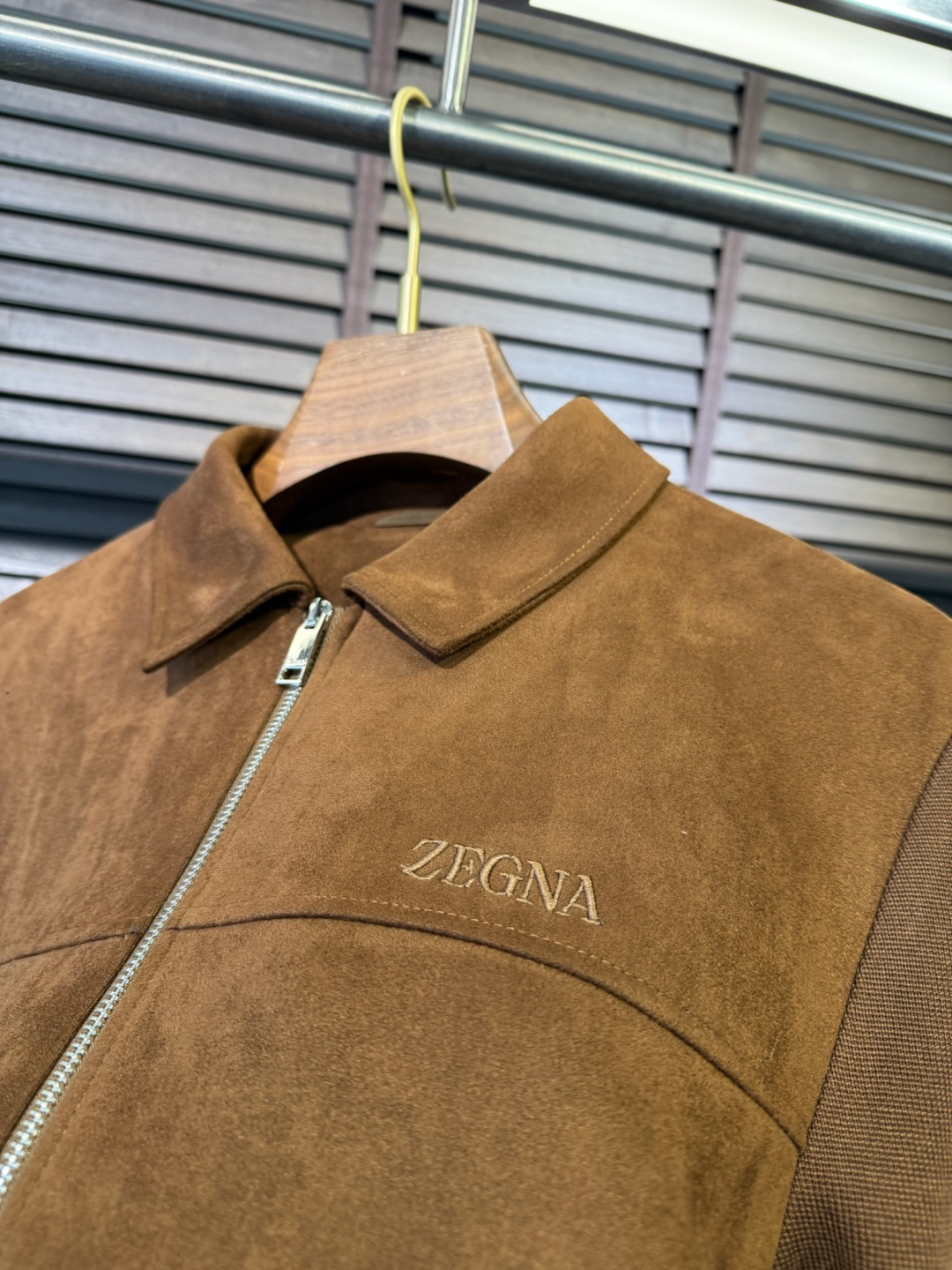 ZEGN&杰尼🦷FW2025秋冬新款针织拼接夹克外套。采用定制机车皮➕针织面料，针织面料🈶加抗起球纤维，