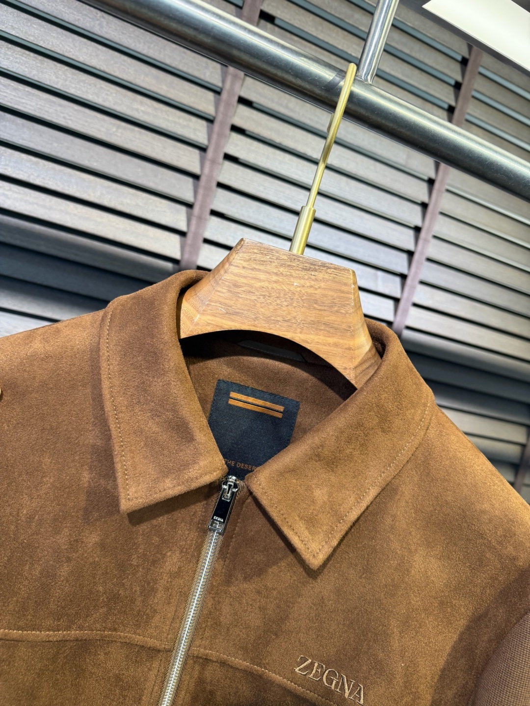ZEGN&杰尼🦷FW2025秋冬新款针织拼接夹克外套。采用定制机车皮➕针织面料，针织面料🈶加抗起球纤维，