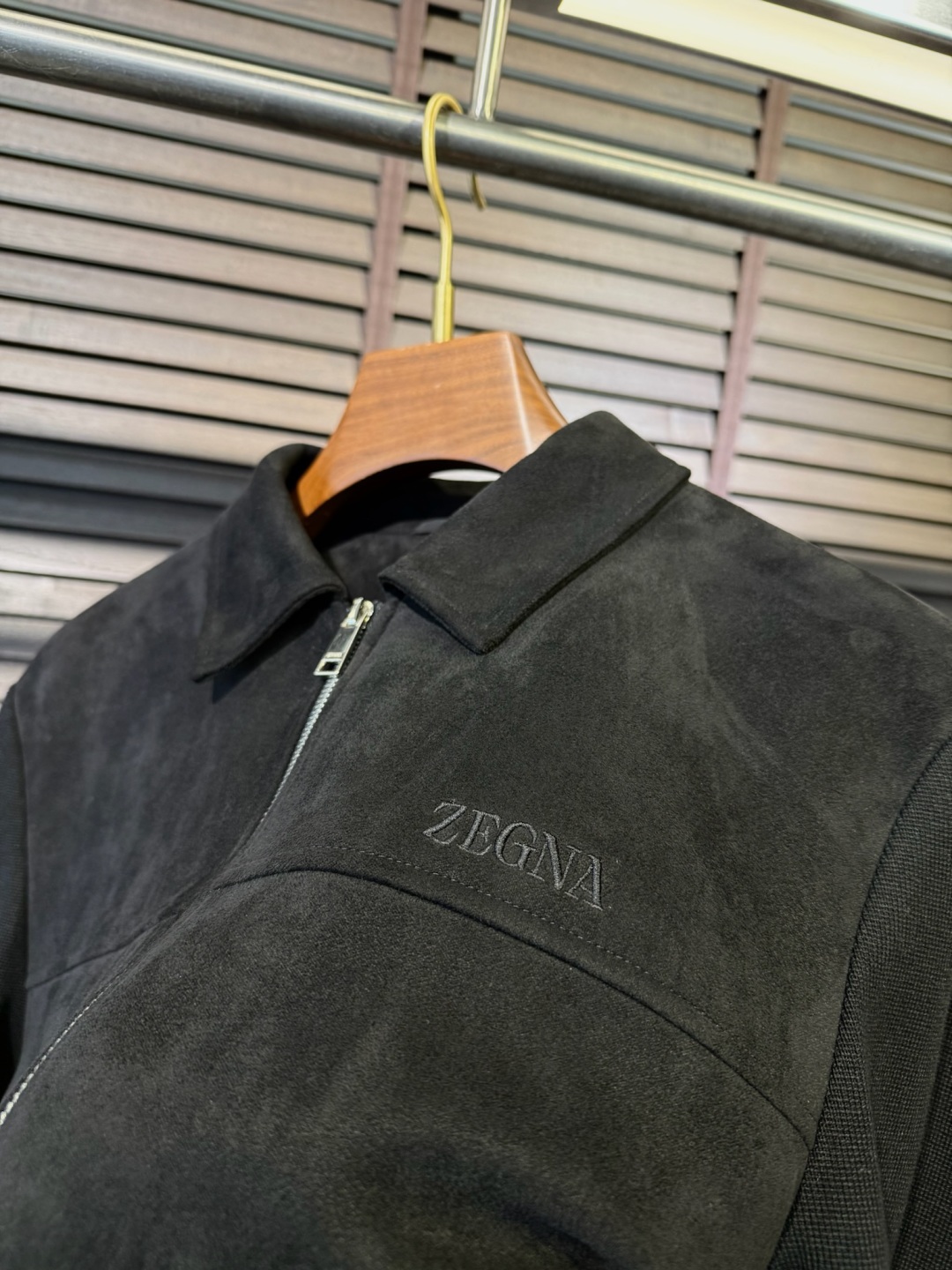 ZEGN&杰尼🦷FW2025秋冬新款针织拼接夹克外套。采用定制机车皮➕针织面料，针织面料🈶加抗起球纤维，