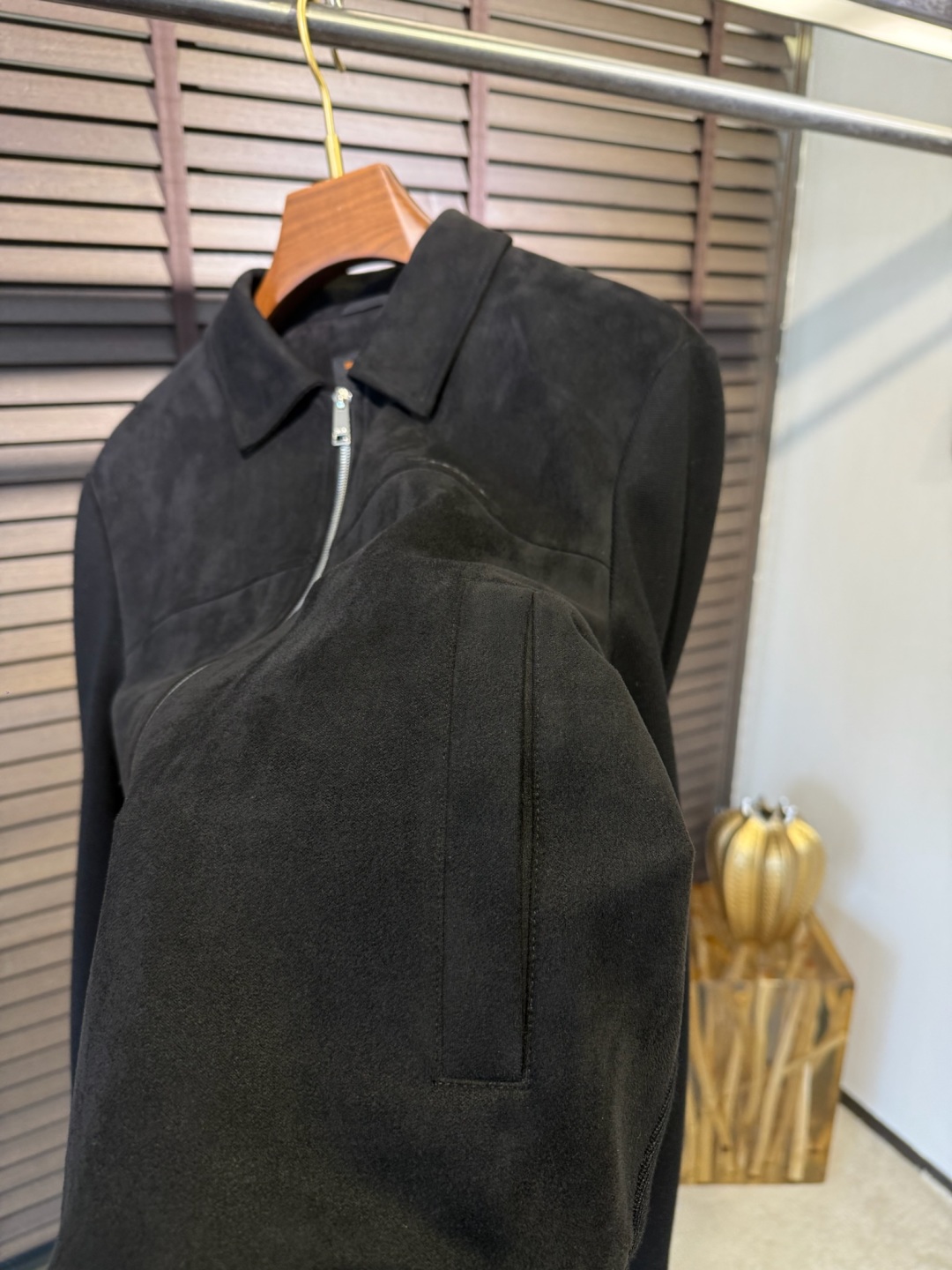 ZEGN&杰尼🦷FW2025秋冬新款针织拼接夹克外套。采用定制机车皮➕针织面料，针织面料🈶加抗起球纤维，