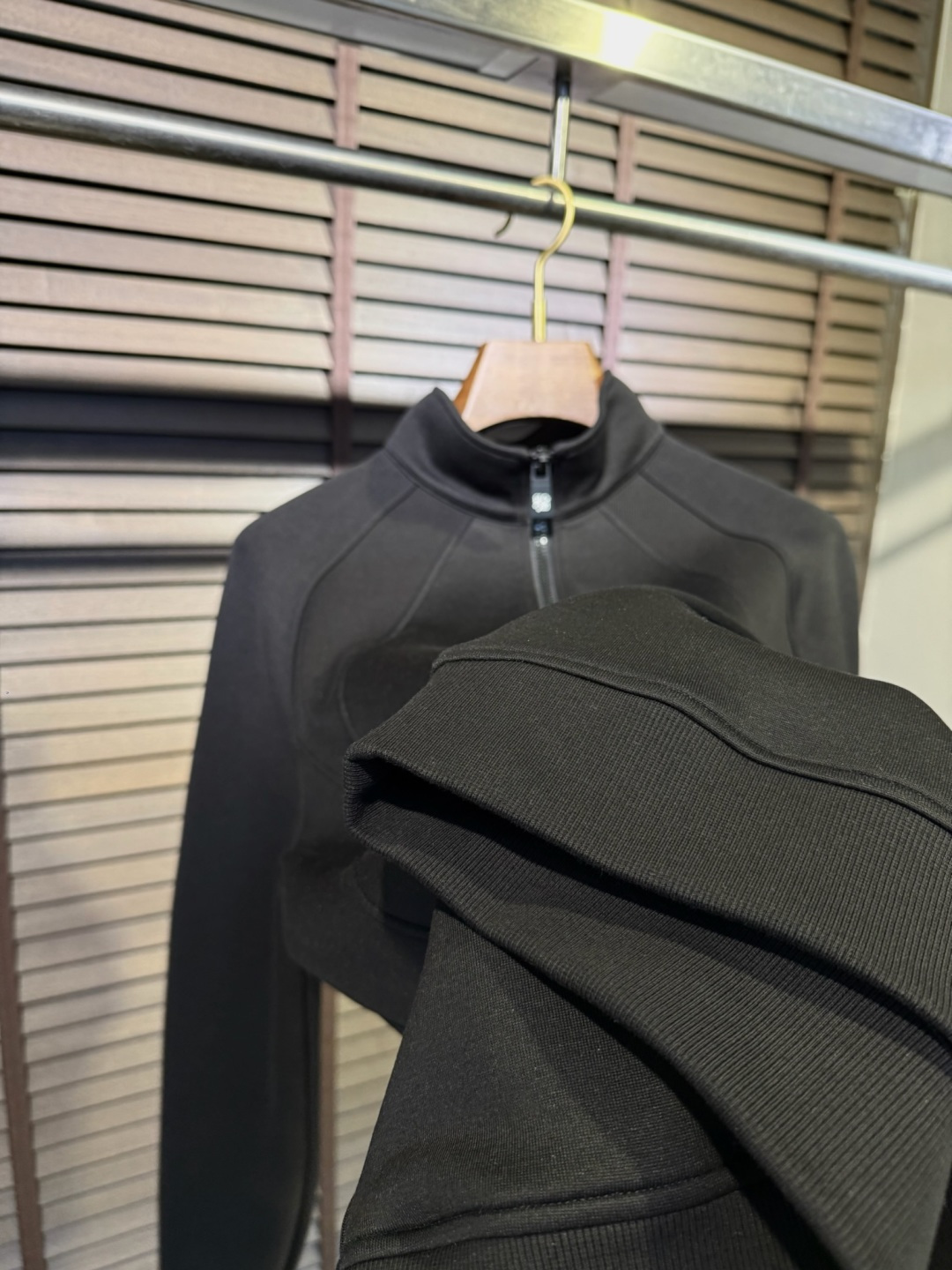 Leo&罗意🧣FW2025新款Polo立领拉链卫衣。采用棉➕羊毛➕莫代尔➕氨纶混纺面料，可机洗，立挺有型