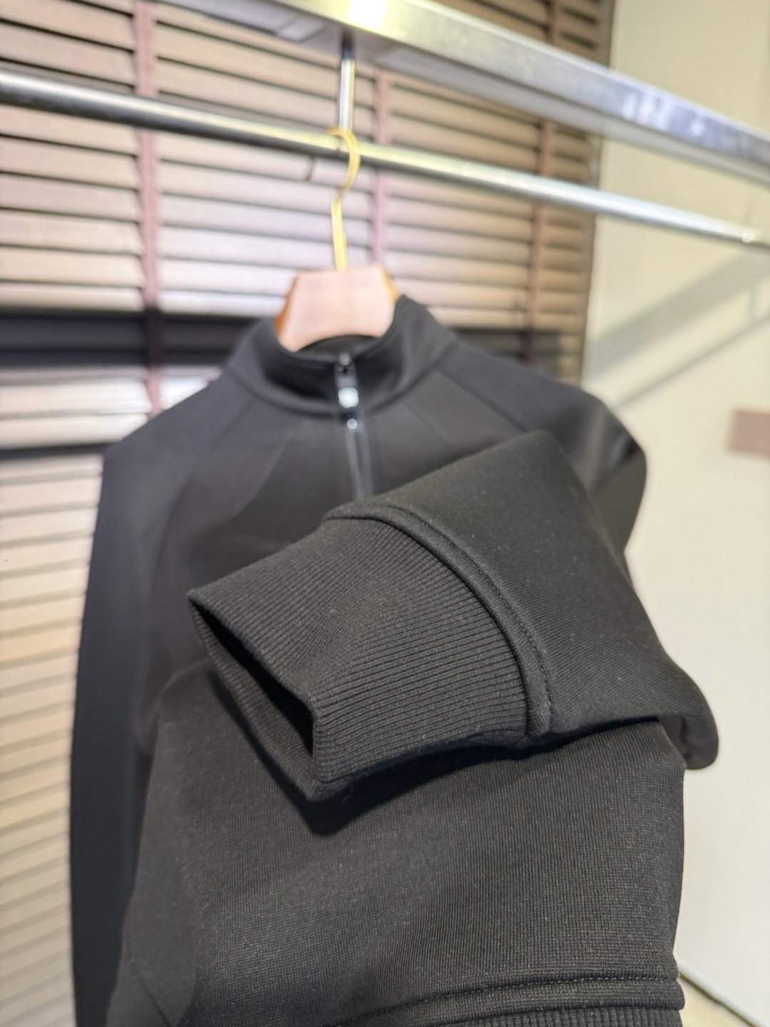 Leo&罗意🧣FW2025新款Polo立领拉链卫衣。采用棉➕羊毛➕莫代尔➕氨纶混纺面料，可机洗，立挺有型