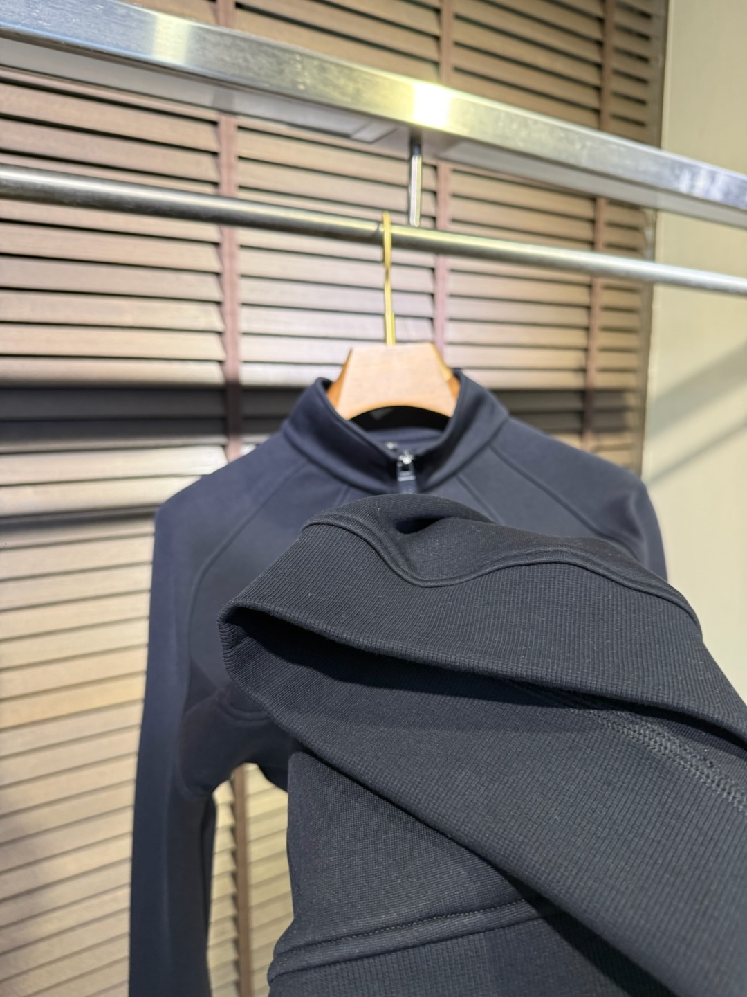 Leo&罗意🧣FW2025新款Polo立领拉链卫衣。采用棉➕羊毛➕莫代尔➕氨纶混纺面料，可机洗，立挺有型