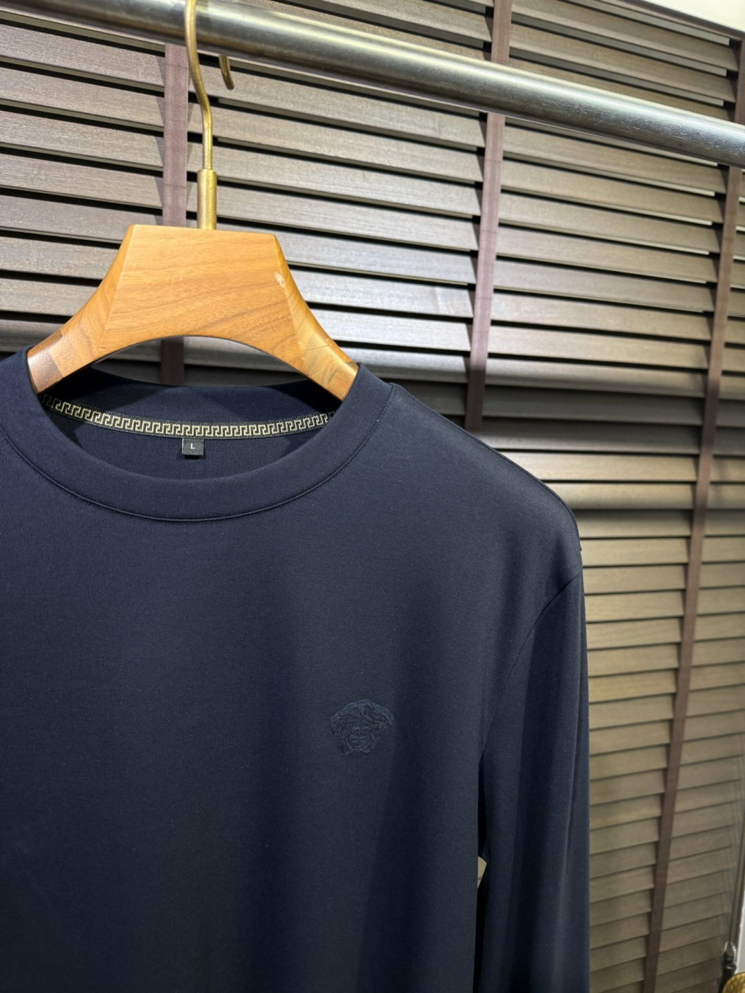 Versac&瓦萨🎨FW2025新款圆领打底衫。采用46%棉➕46%莫代尔➕8%氨纶混纺面料，可机洗，立