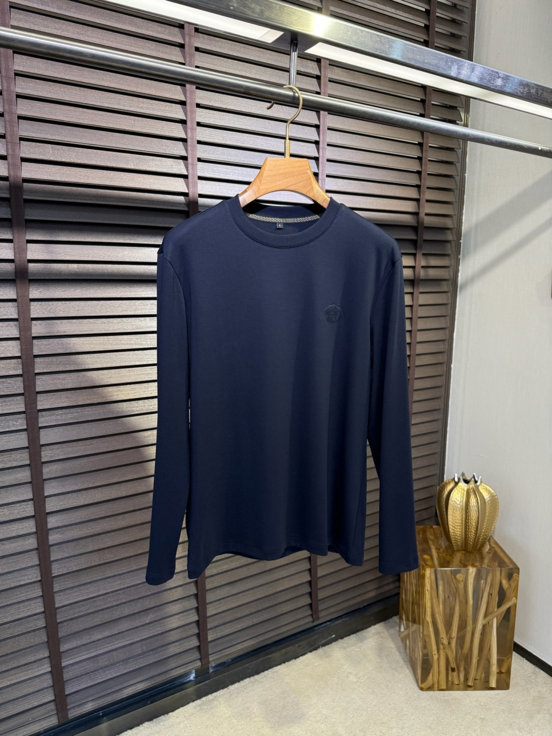 Versac&瓦萨🎨FW2025新款圆领打底衫。采用46%棉➕46%莫代尔➕8%氨纶混纺面料，可机洗，立