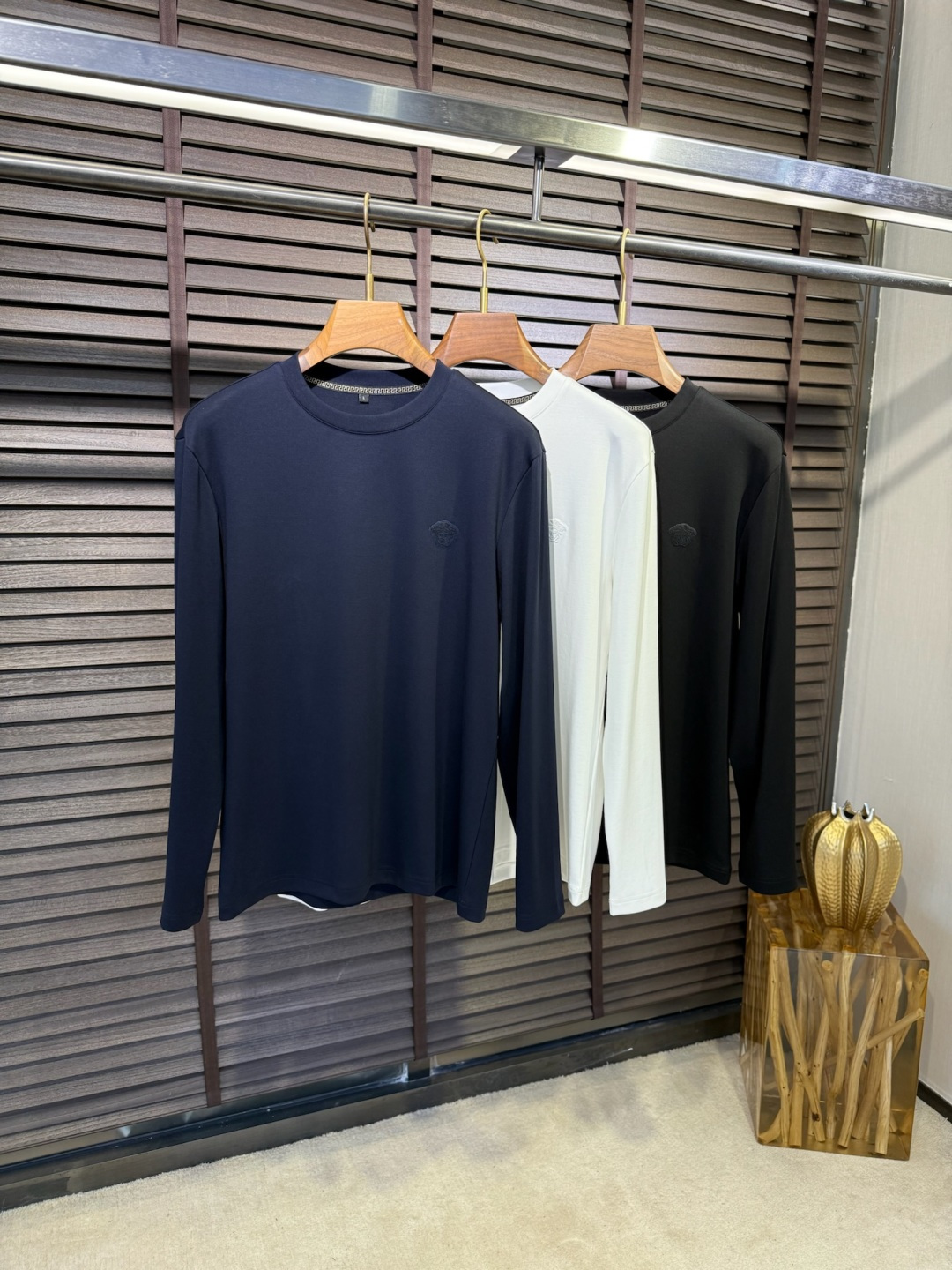 Versac&瓦萨🎨FW2025新款圆领打底衫。采用46%棉➕46%莫代尔➕8%氨纶混纺面料，可机洗，立