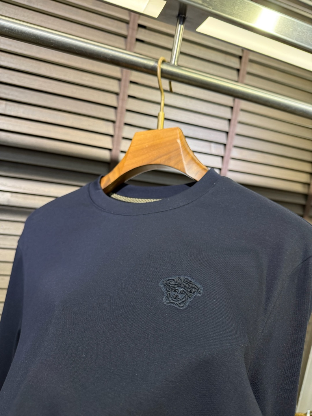 Versac&瓦萨🎨FW2025新款圆领打底衫。采用46%棉➕46%莫代尔➕8%氨纶混纺面料，可机洗，立