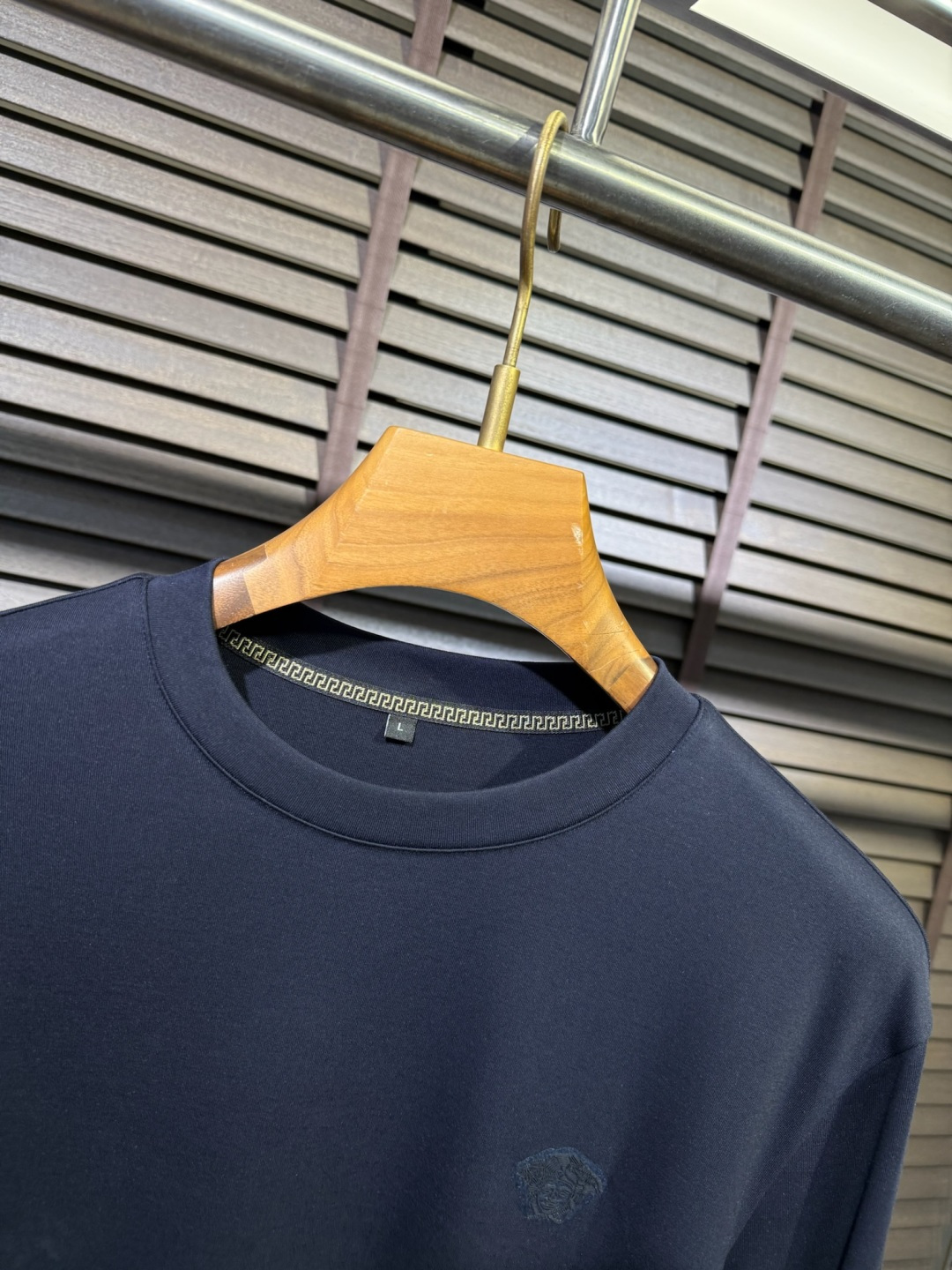 Versac&瓦萨🎨FW2025新款圆领打底衫。采用46%棉➕46%莫代尔➕8%氨纶混纺面料，可机洗，立