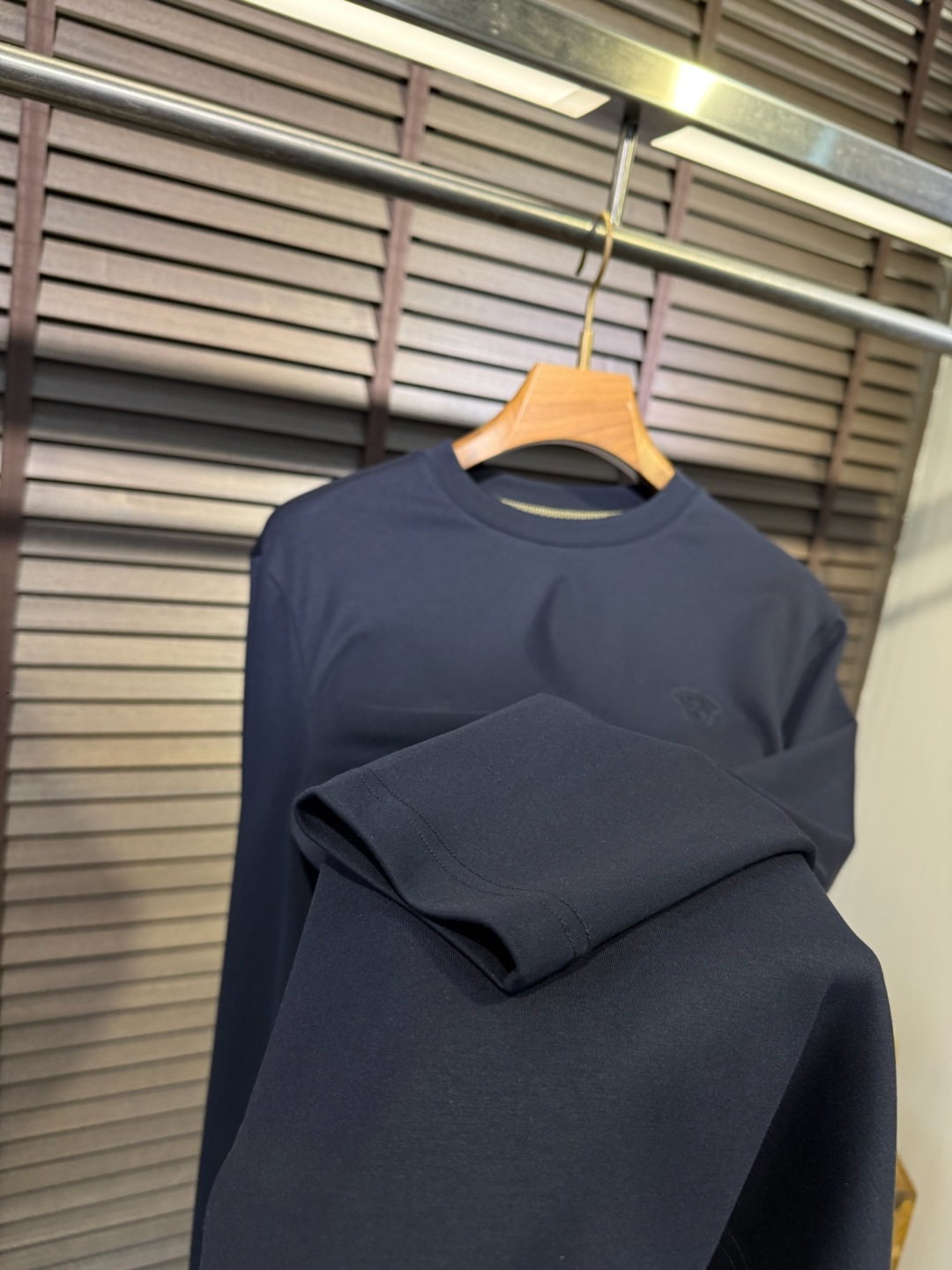 Versac&瓦萨🎨FW2025新款圆领打底衫。采用46%棉➕46%莫代尔➕8%氨纶混纺面料，可机洗，立