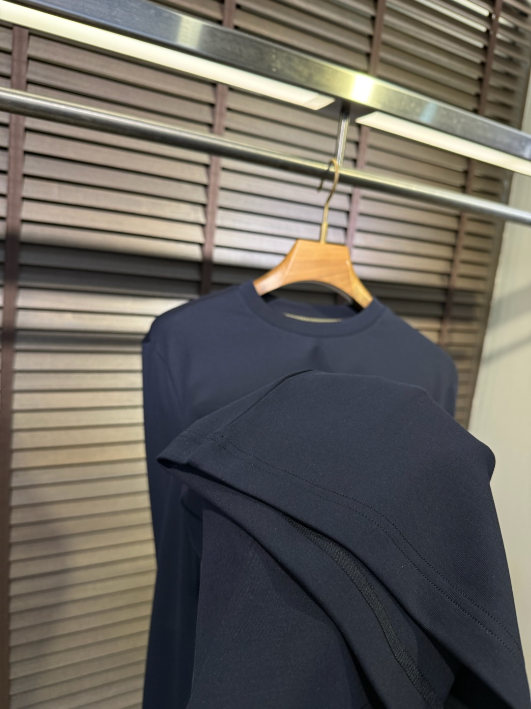 Versac&瓦萨🎨FW2025新款圆领打底衫。采用46%棉➕46%莫代尔➕8%氨纶混纺面料，可机洗，立