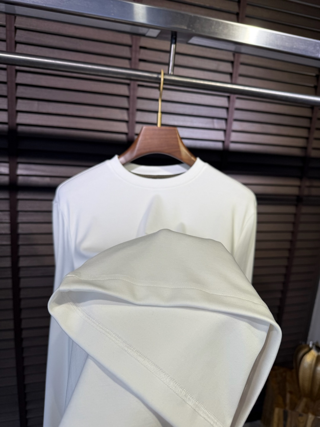 Versac&瓦萨🎨FW2025新款圆领打底衫。采用46%棉➕46%莫代尔➕8%氨纶混纺面料，可机洗，立