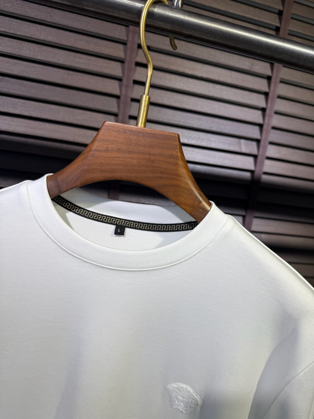 Versac&瓦萨🎨FW2025新款圆领打底衫。采用46%棉➕46%莫代尔➕8%氨纶混纺面料，可机洗，立